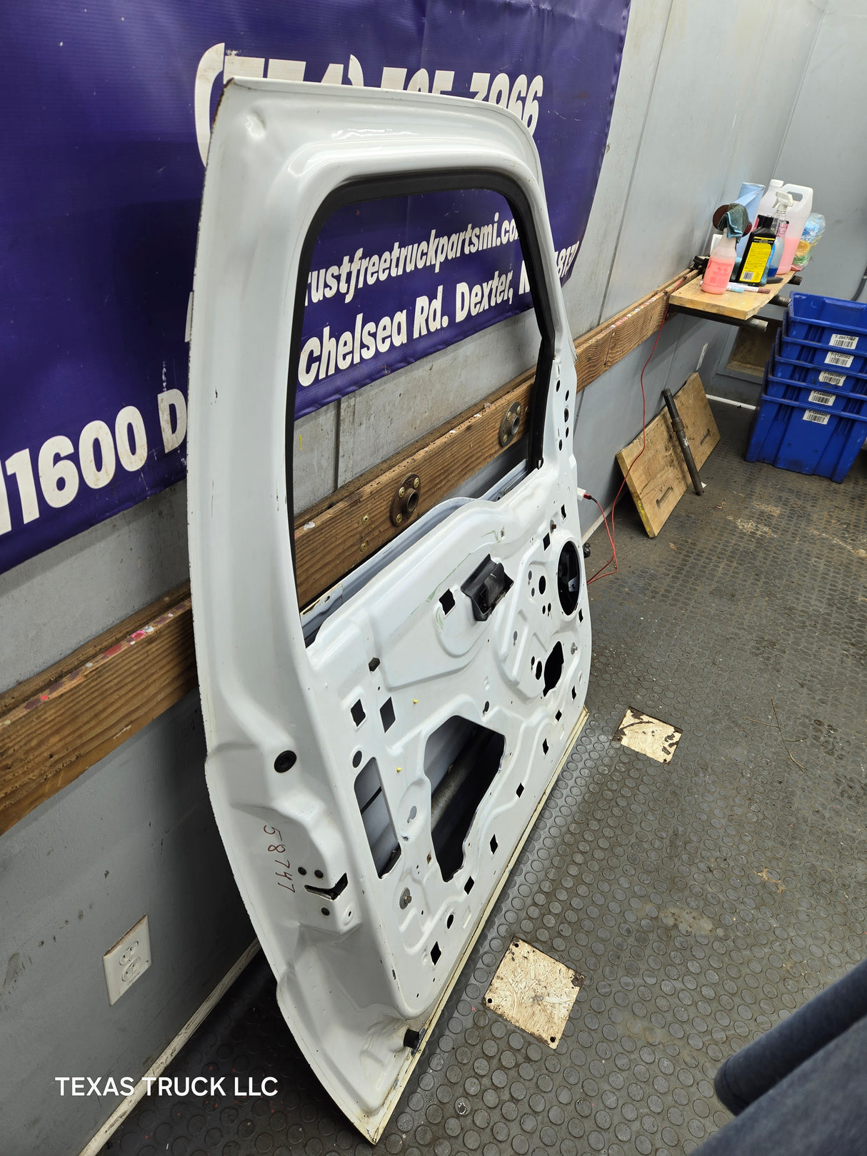 1999-2011 Ford Super Duty LH Driver Side Front Door F250 F350 F450 F550