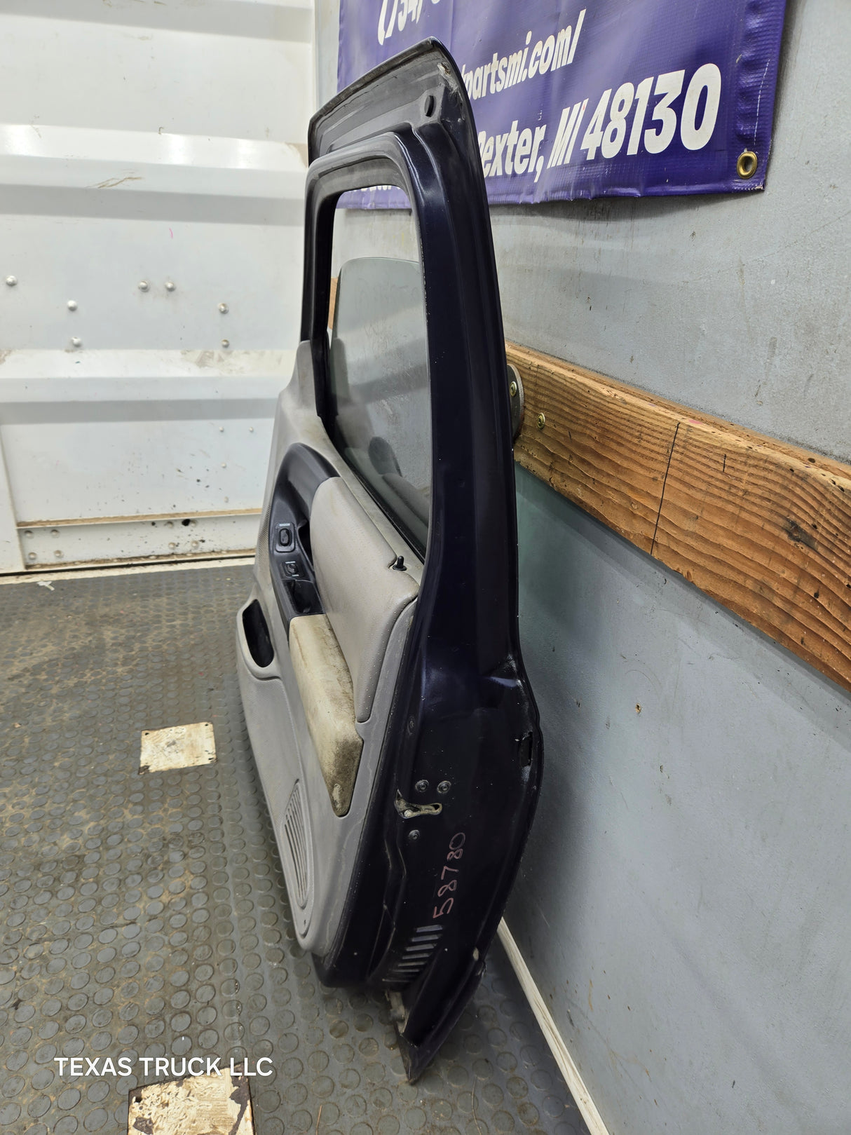 2003-2005 Ford Ranger Passenger Side Front Right Hand Door