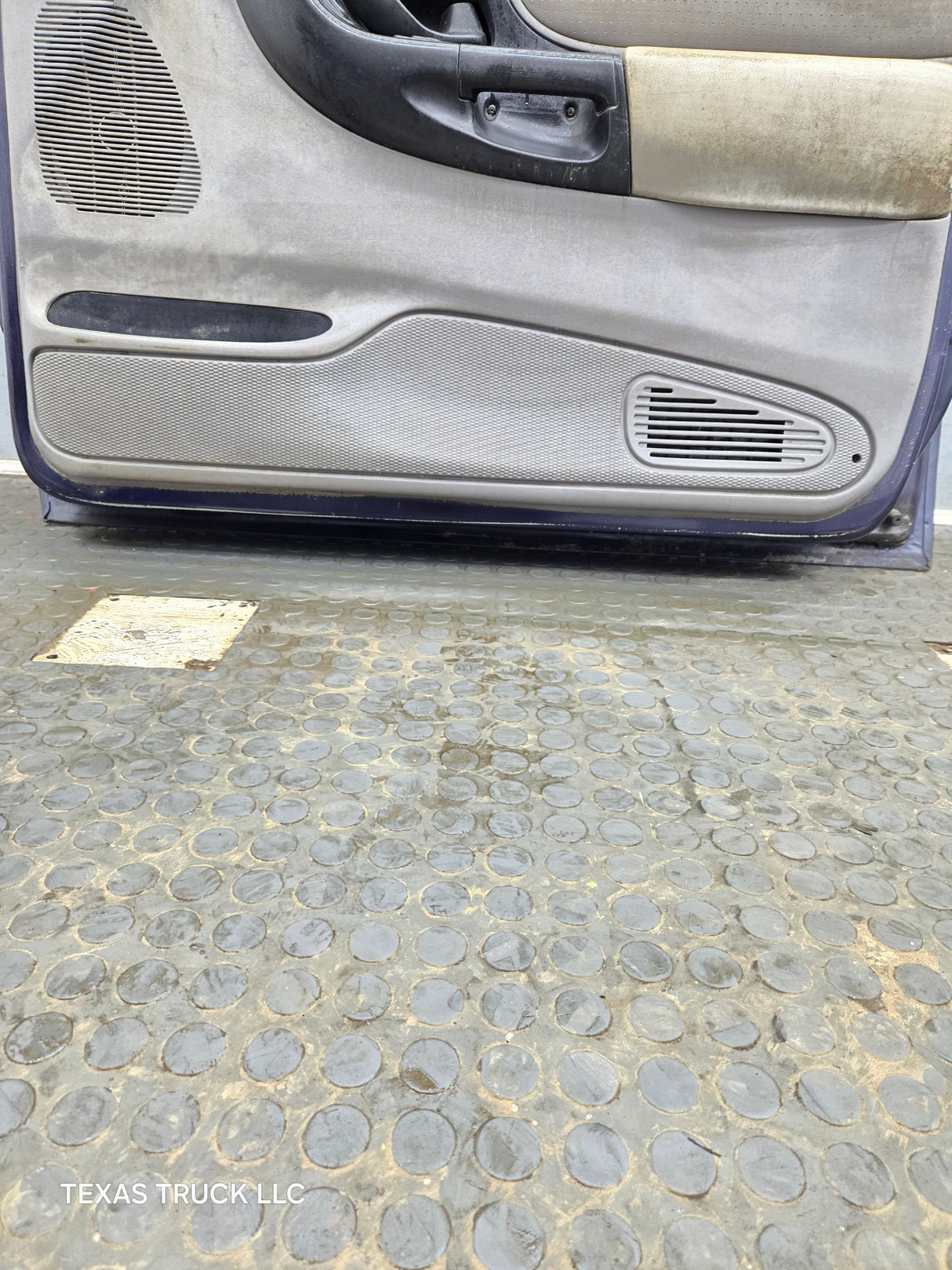2003-2005 Ford Ranger Passenger Side Front Right Hand Door