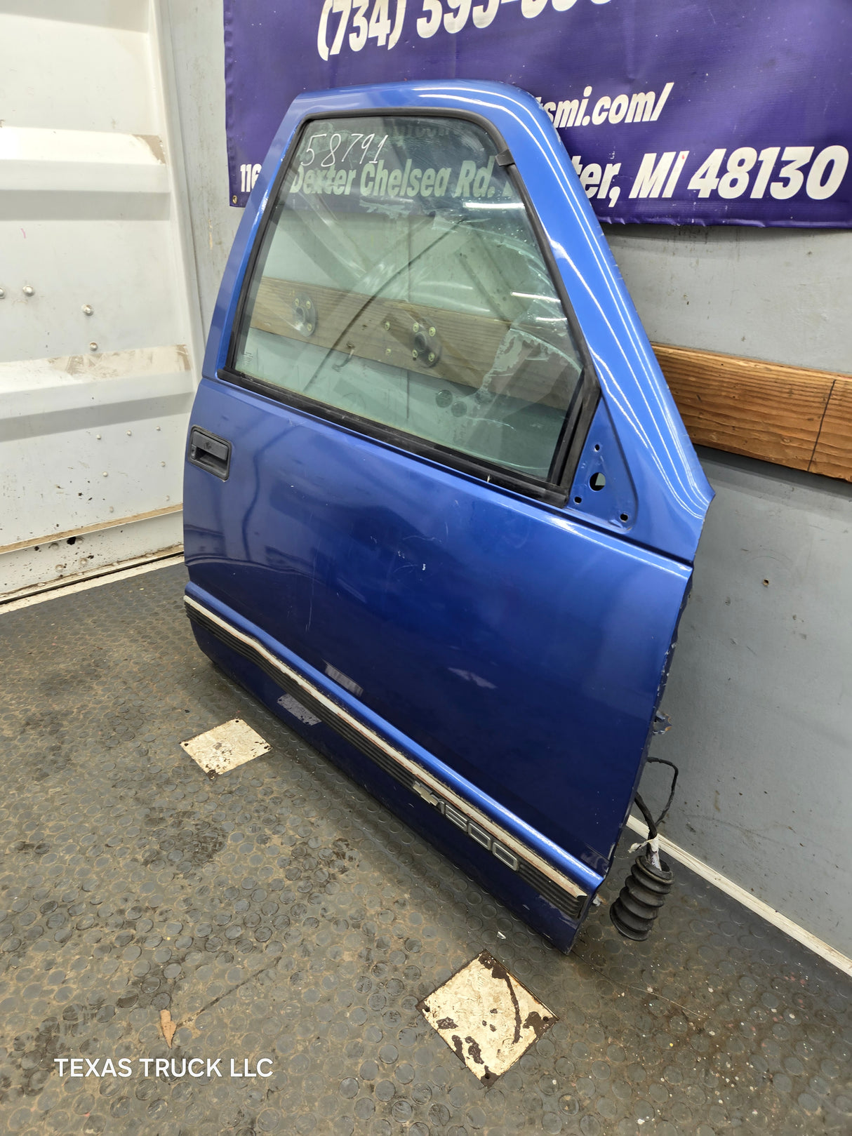 1988-2000 Chevrolet Silverado Suburban GMC Sierra RH Front Passenger Door 1500 2500 3500