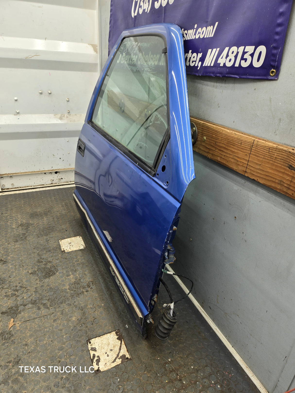 1988-2000 Chevrolet Silverado Suburban GMC Sierra RH Front Passenger Door 1500 2500 3500
