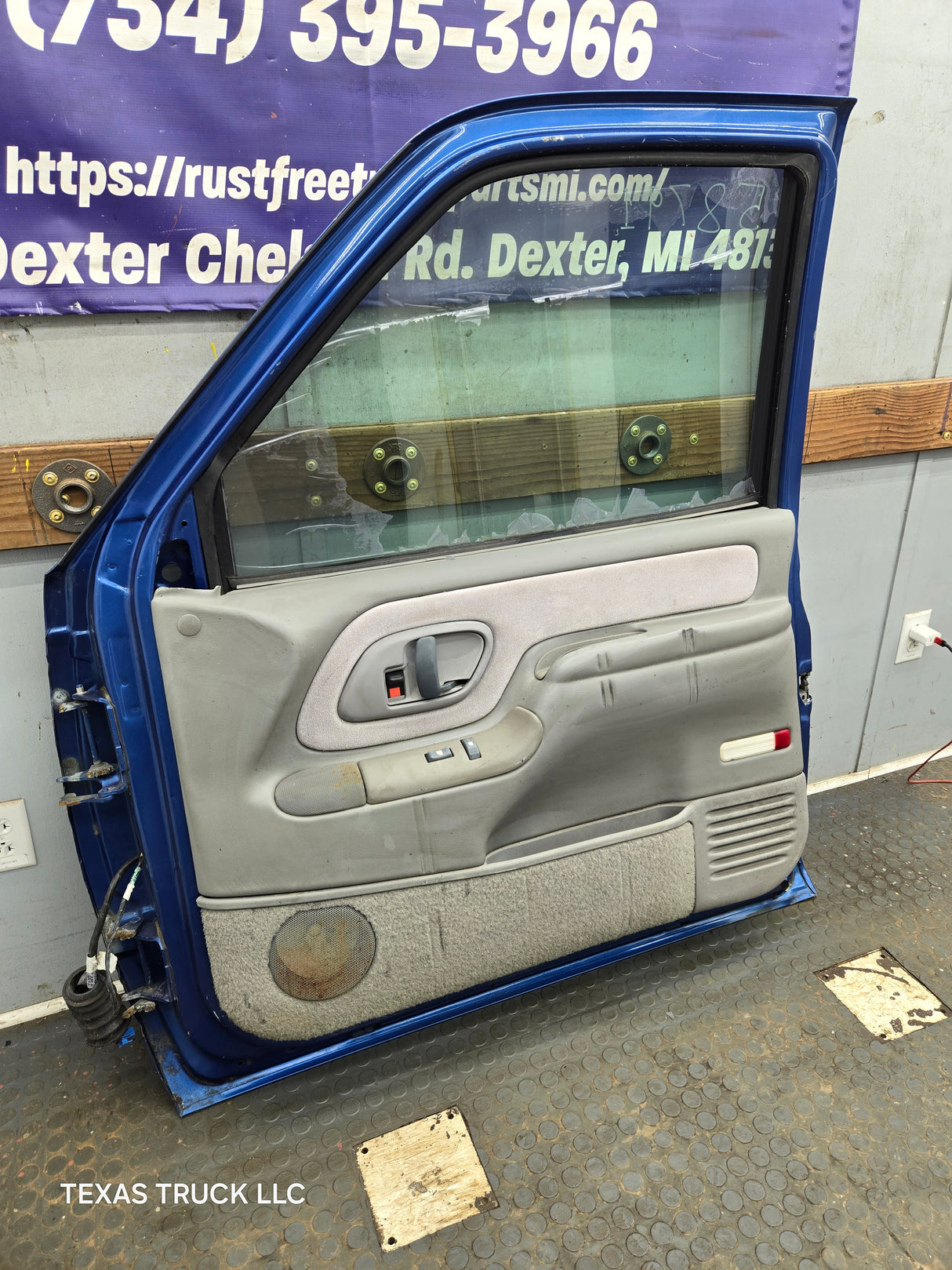 1988-2000 Chevrolet Silverado Suburban GMC Sierra RH Front Passenger Door 1500 2500 3500