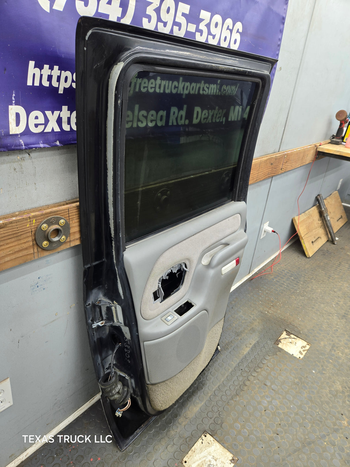 1996-1999 Chevrolet Tahoe / GMC Yukon 1500 2500HD Rear Passenger side rear door RH