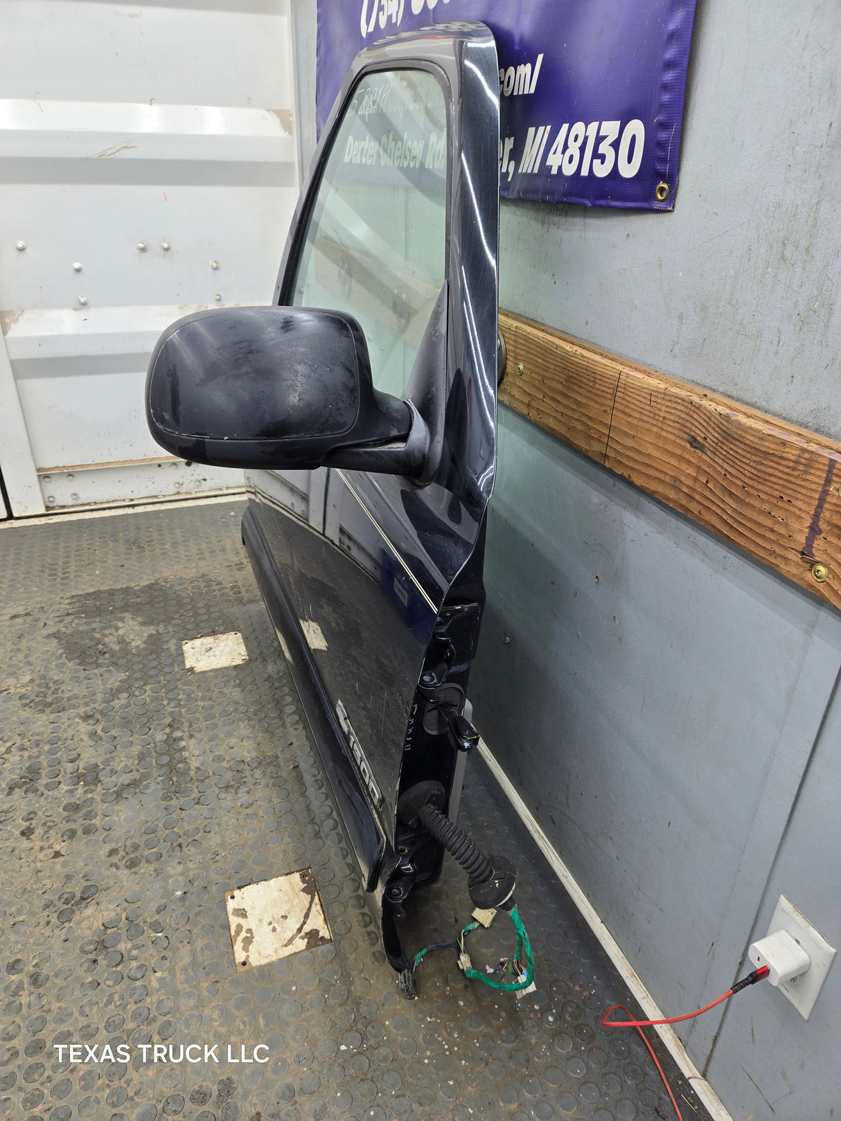 1999-2006 Chevrolet Silverado / GMC Sierra 1500 2500 3500 HD Front Passenger Side Door RH