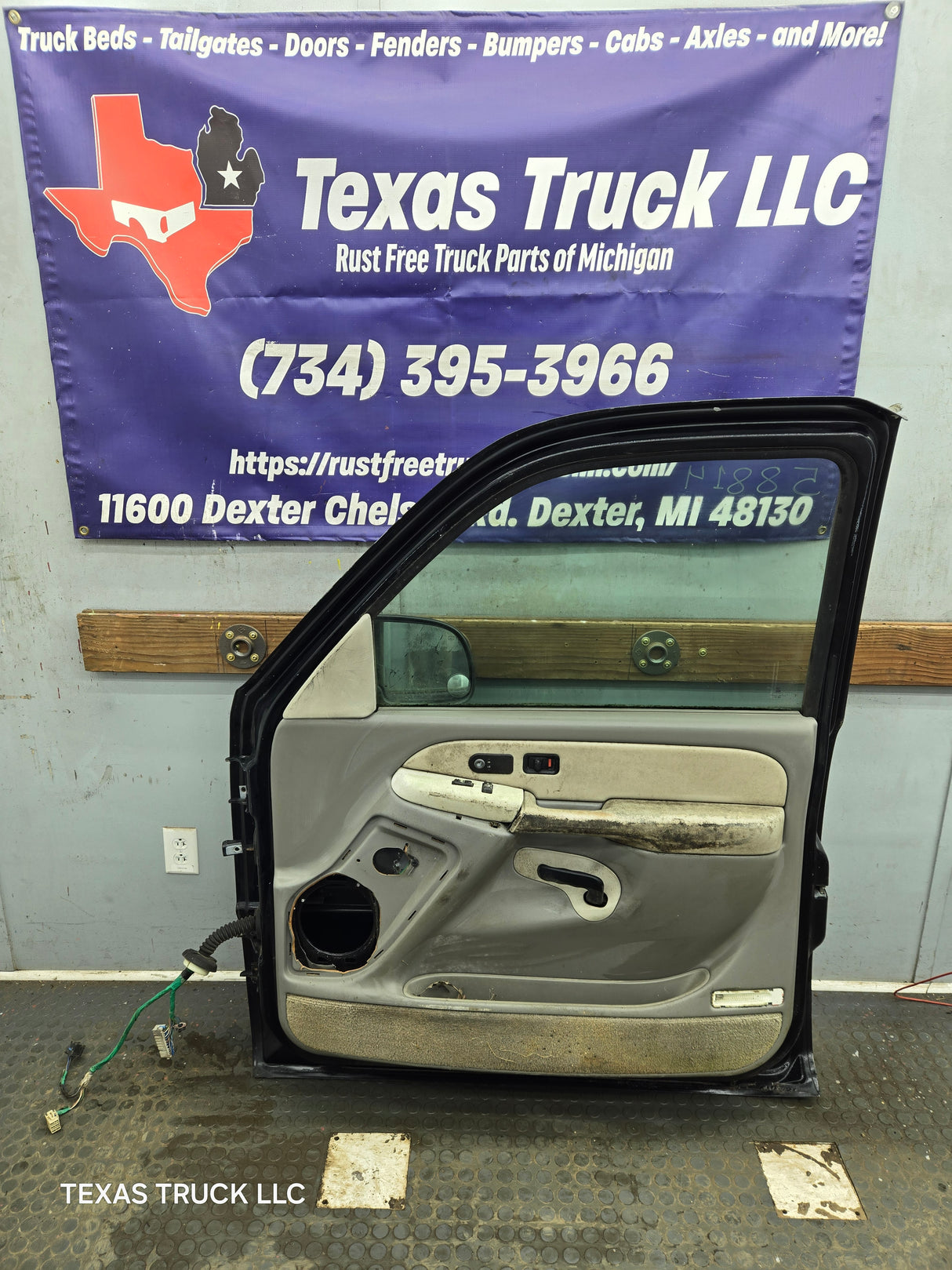 1999-2006 Chevrolet Silverado / GMC Sierra 1500 2500 3500 HD Front Passenger Side Door RH