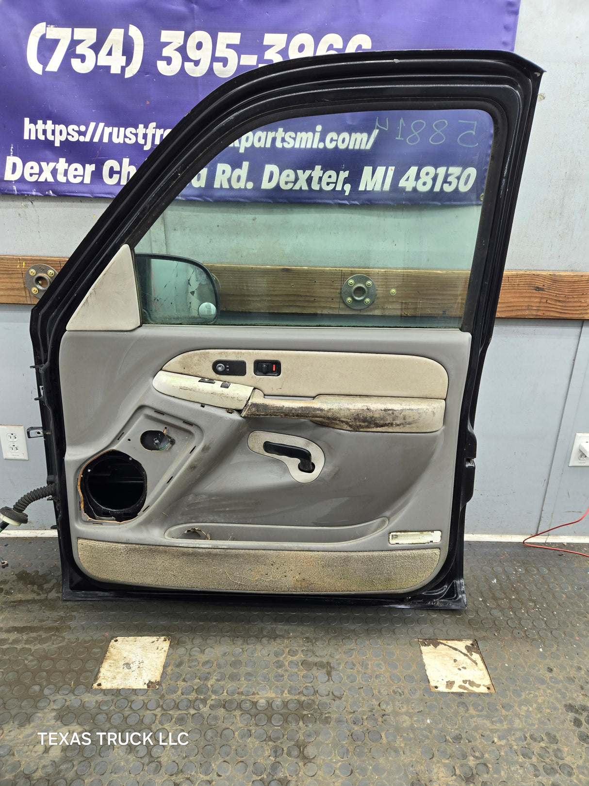 1999-2006 Chevrolet Silverado / GMC Sierra 1500 2500 3500 HD Front Passenger Side Door RH