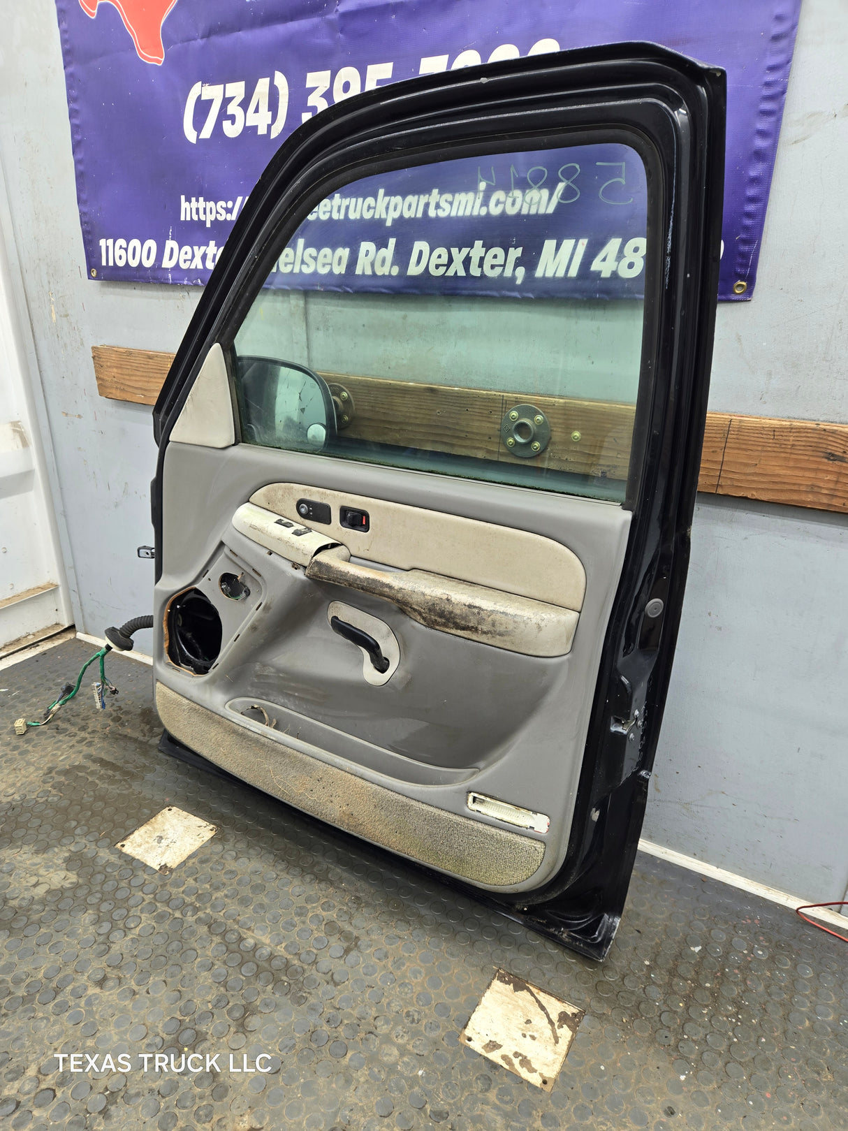 1999-2006 Chevrolet Silverado / GMC Sierra 1500 2500 3500 HD Front Passenger Side Door RH