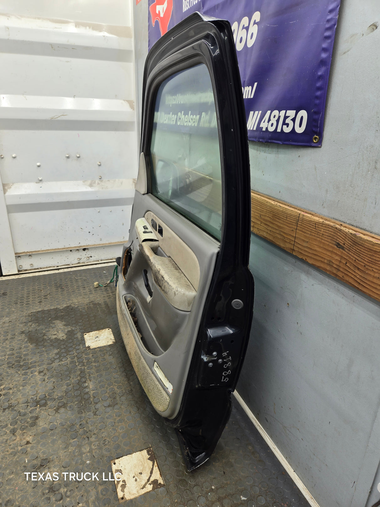 1999-2006 Chevrolet Silverado / GMC Sierra 1500 2500 3500 HD Front Passenger Side Door RH