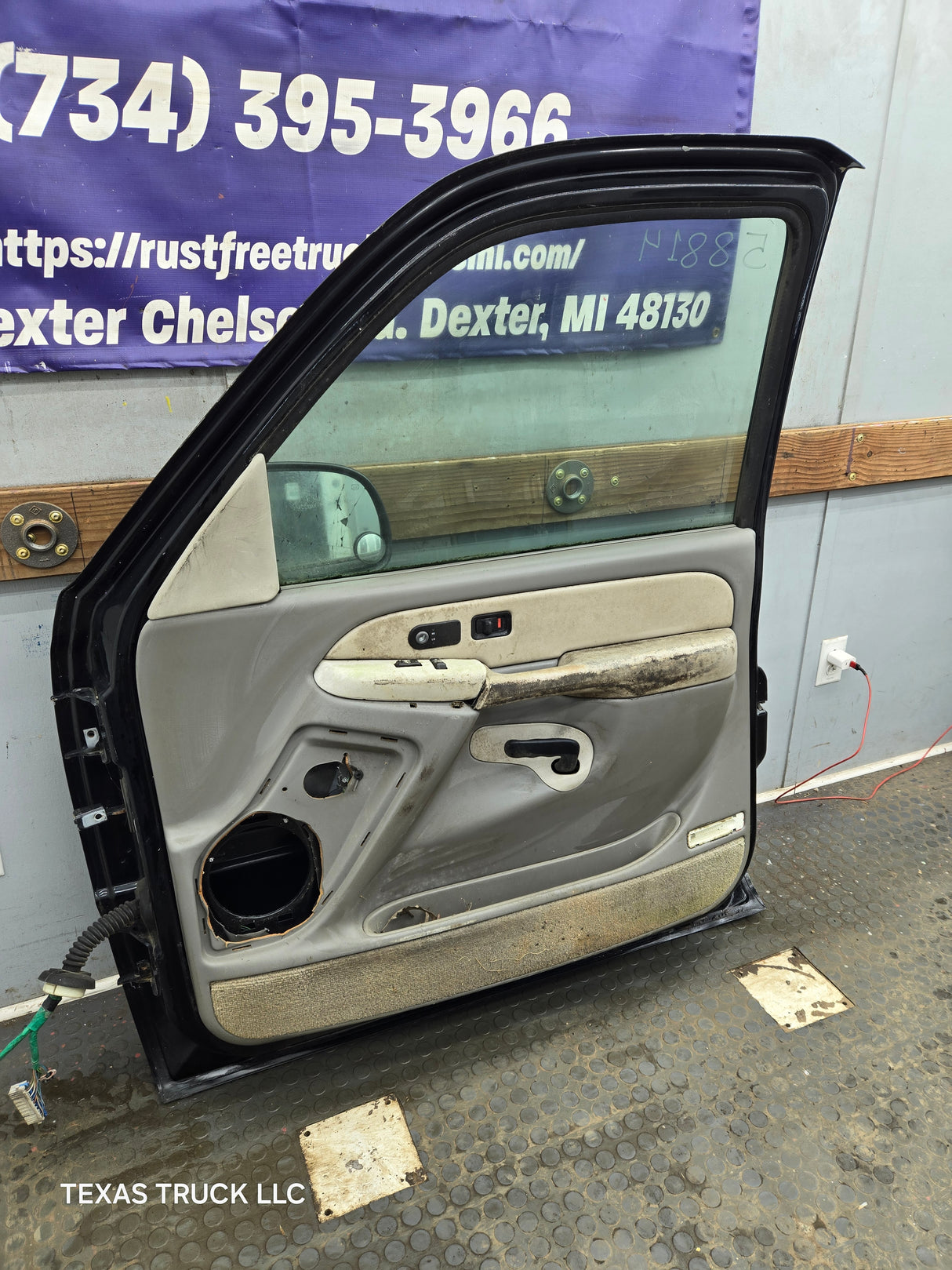 1999-2006 Chevrolet Silverado / GMC Sierra 1500 2500 3500 HD Front Passenger Side Door RH