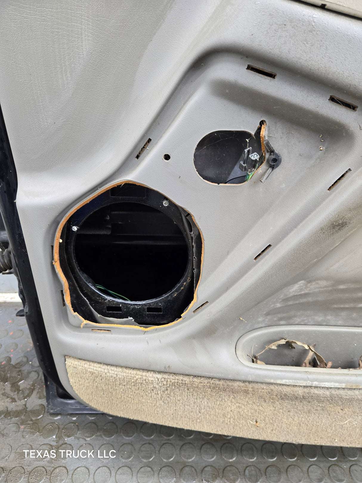 1999-2006 Chevrolet Silverado / GMC Sierra 1500 2500 3500 HD Front Passenger Side Door RH