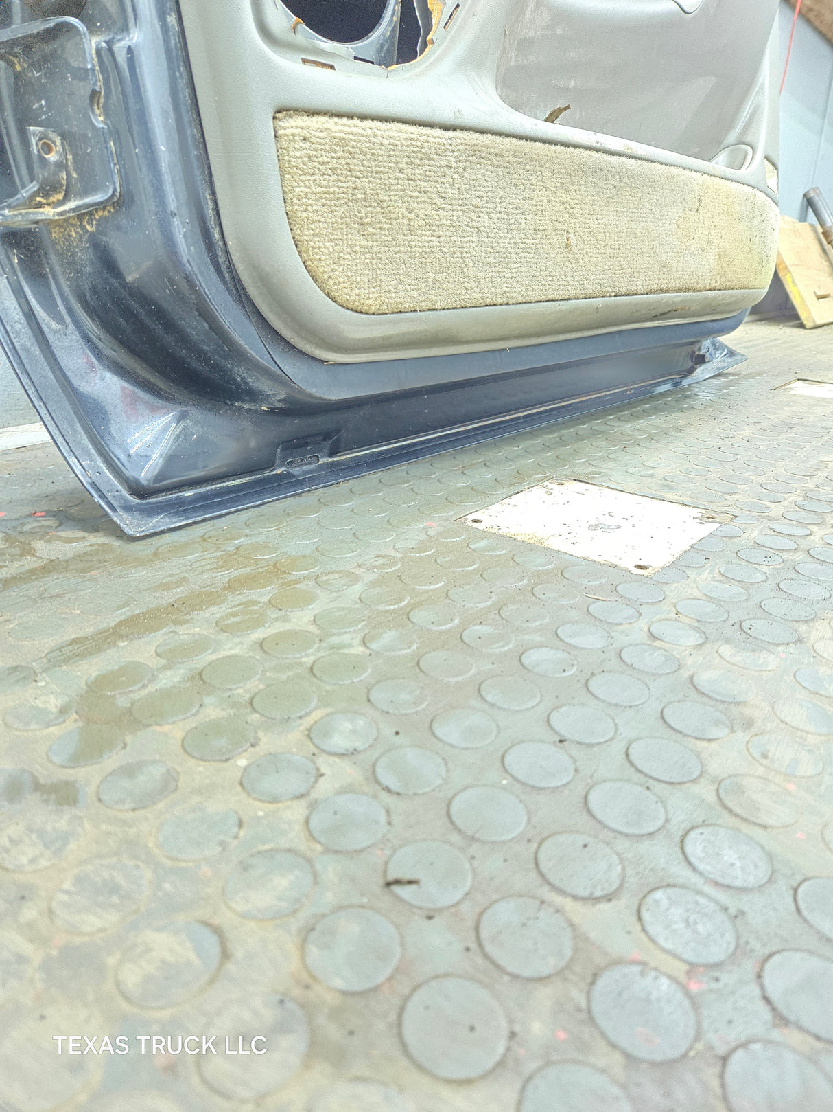 1999-2006 Chevrolet Silverado / GMC Sierra 1500 2500 3500 HD Front Passenger Side Door RH