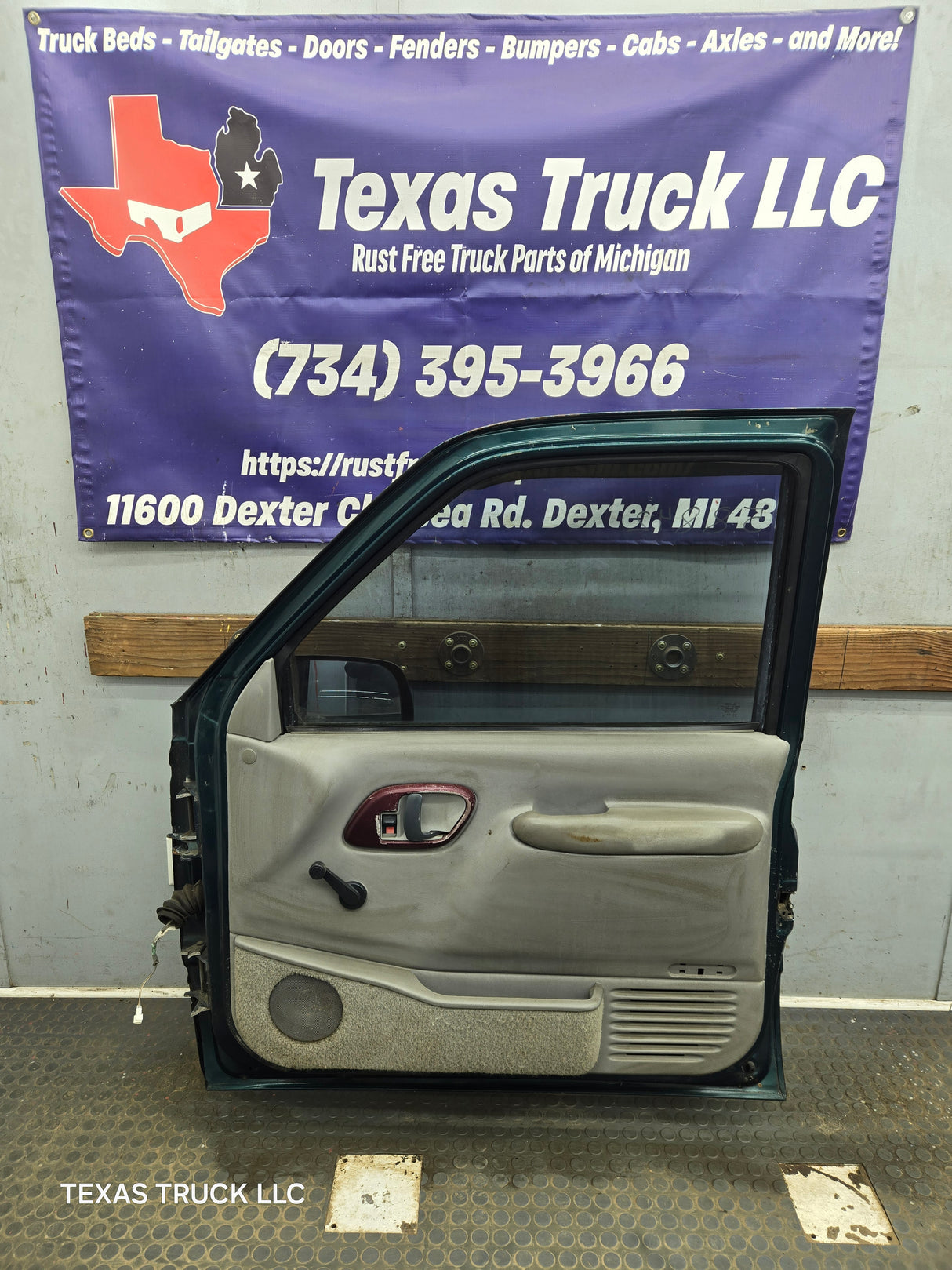 1988-2000 Chevrolet Silverado Suburban GMC Sierra RH Front Passenger Side Door