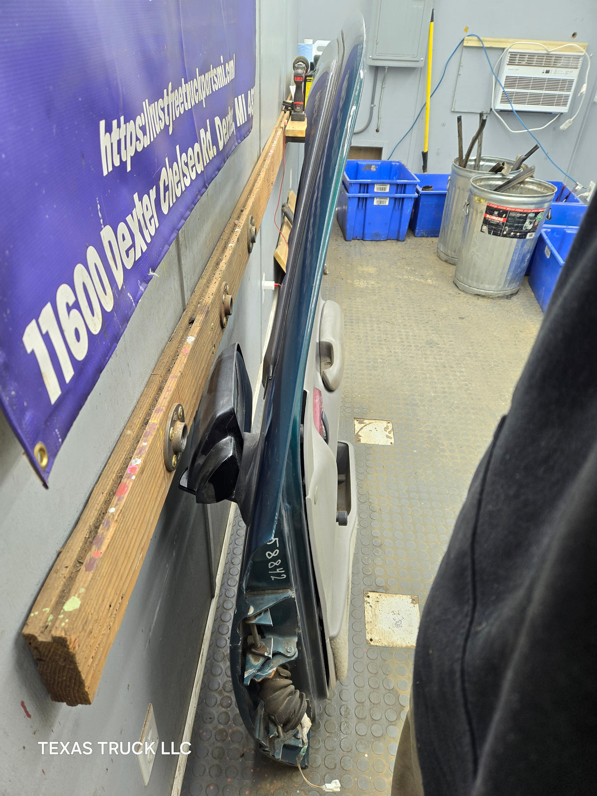 1988-2000 Chevrolet Silverado Suburban GMC Sierra RH Front Passenger Side Door