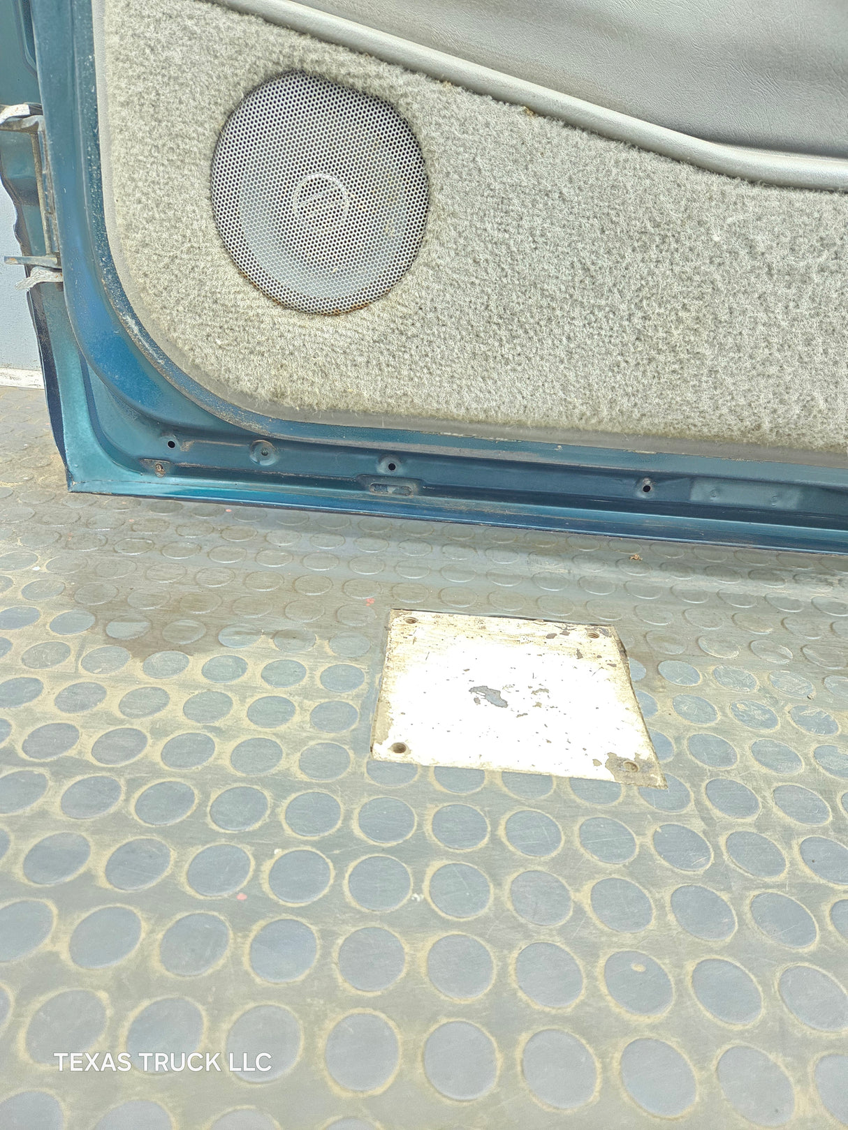 1988-2000 Chevrolet Silverado Suburban GMC Sierra RH Front Passenger Side Door