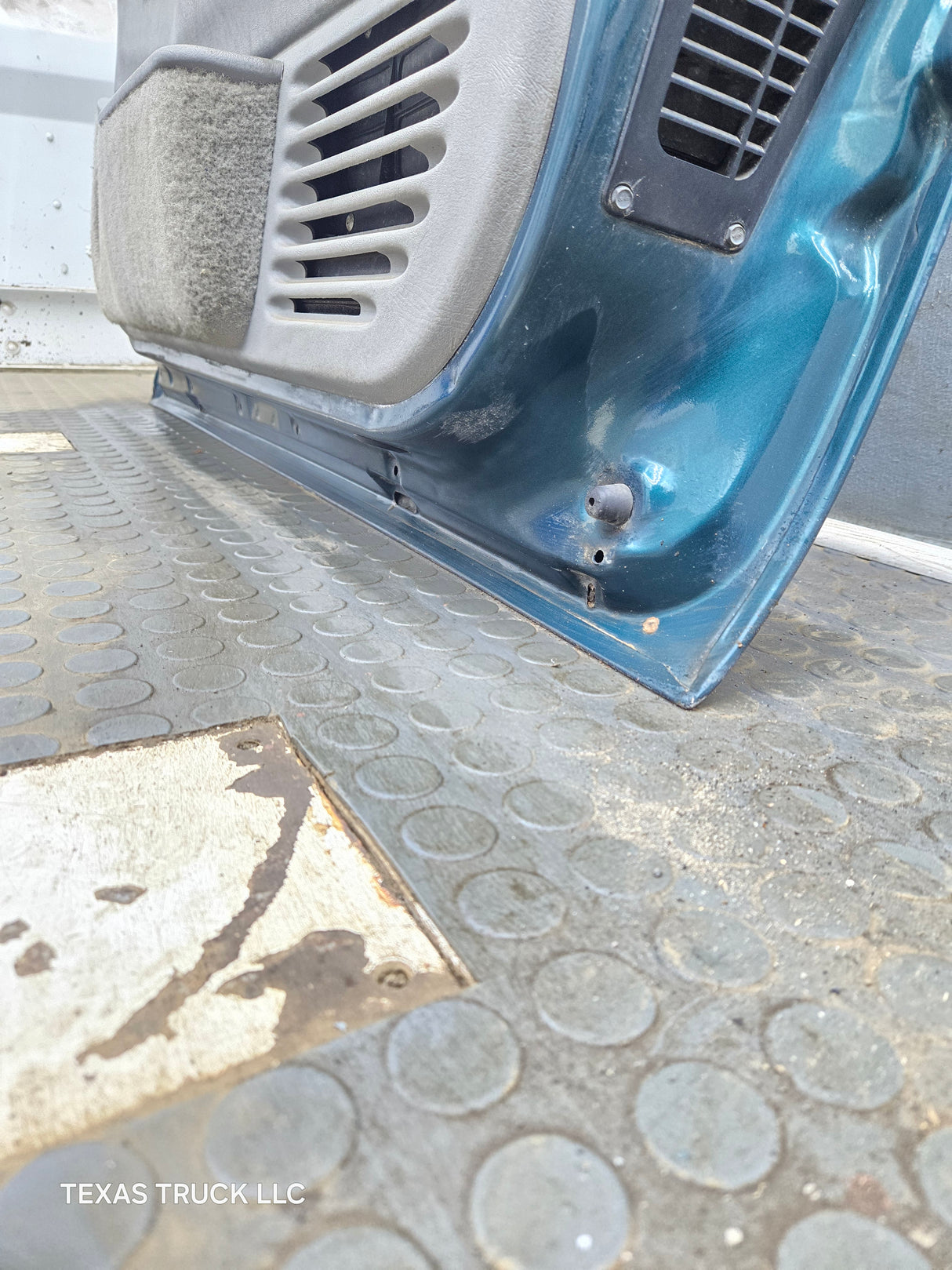 1988-2000 Chevrolet Silverado Suburban GMC Sierra RH Front Passenger Side Door
