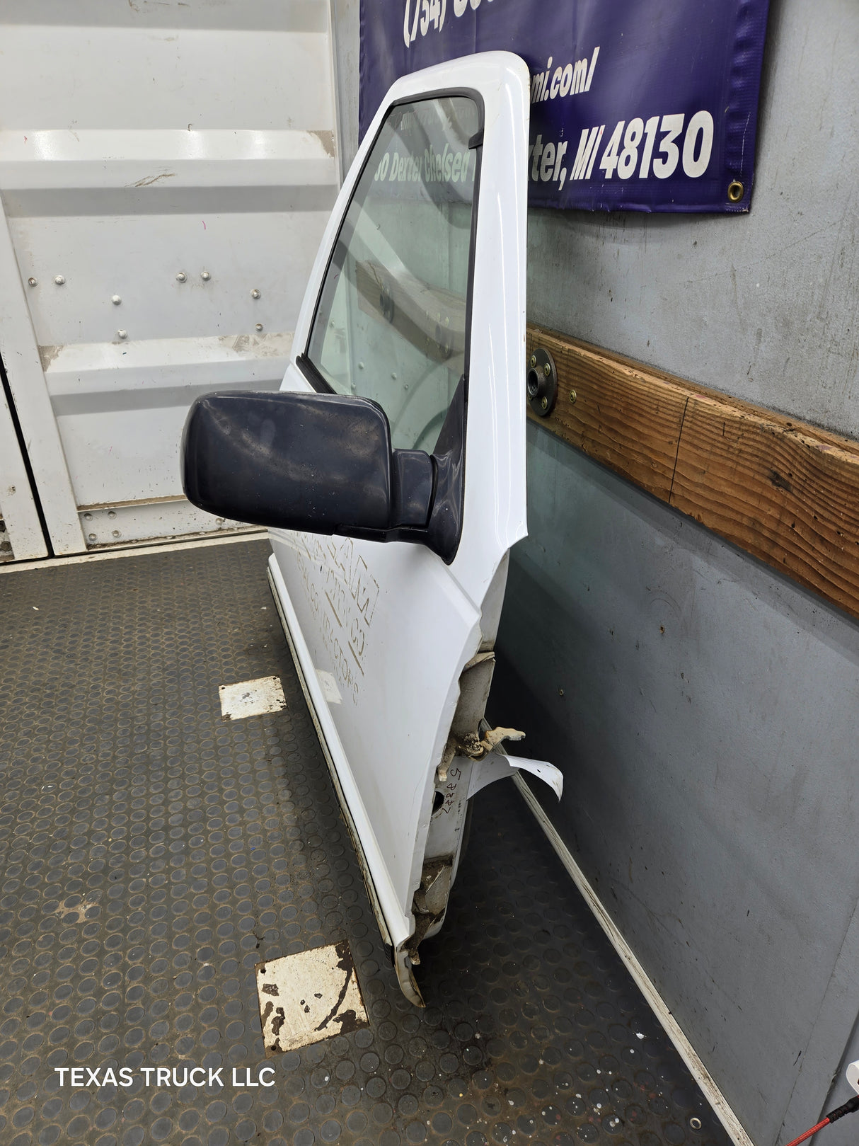 1988-2000 Chevrolet Silverado Suburban GMC Sierra RH Front Passenger Side Door