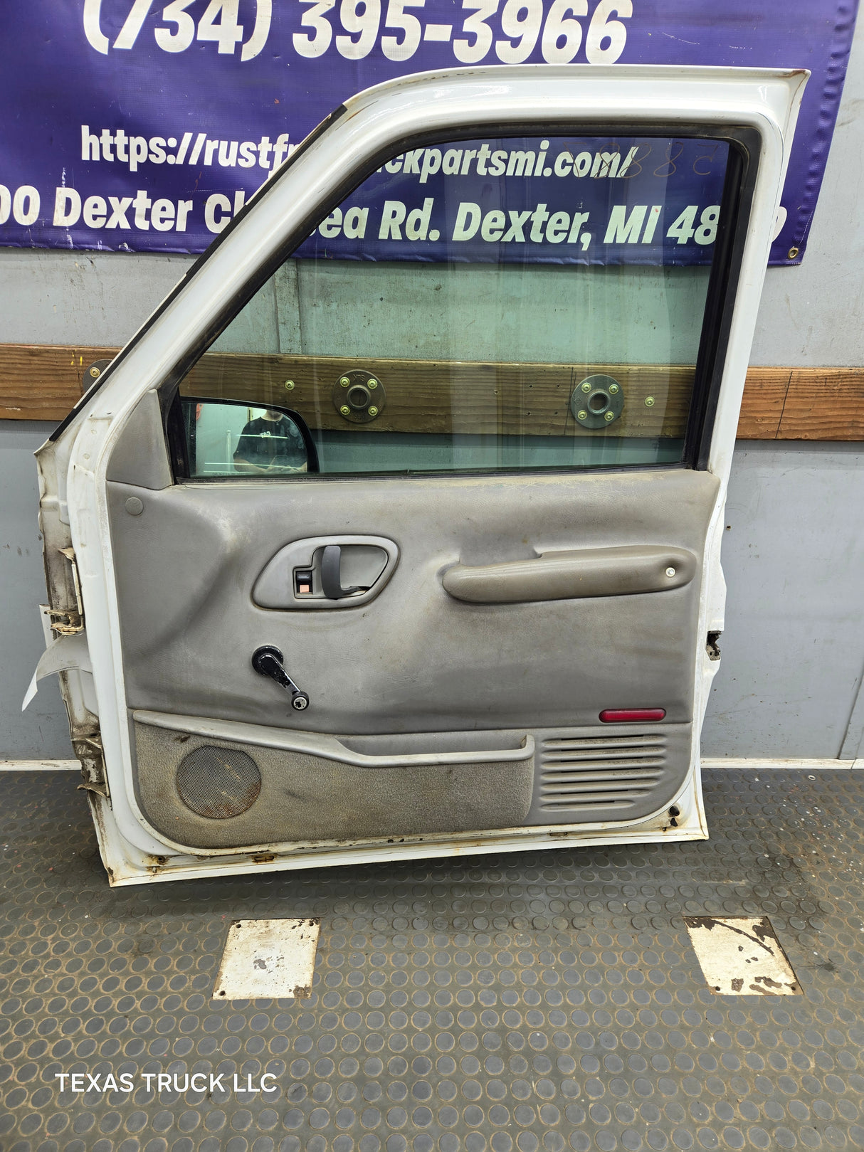 1988-2000 Chevrolet Silverado Suburban GMC Sierra RH Front Passenger Side Door