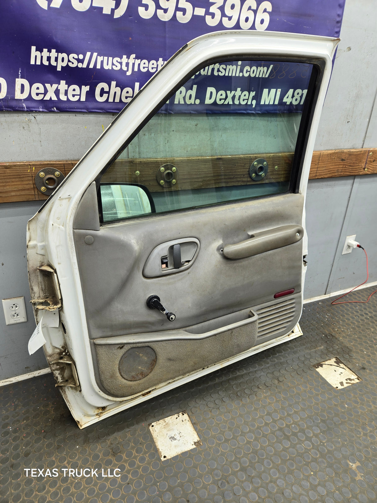 1988-2000 Chevrolet Silverado Suburban GMC Sierra RH Front Passenger Side Door