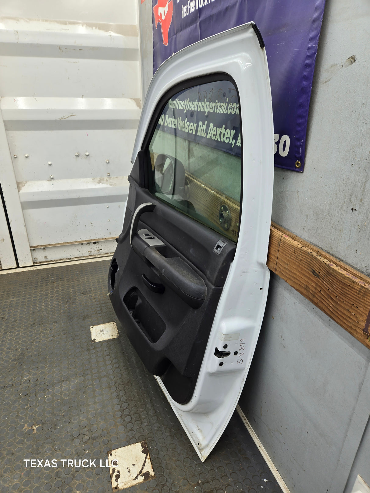 2007-2013 Chevrolet Silverado / GMC Sierra 1500 2500 3500 HD RH Front Passenger Side Door