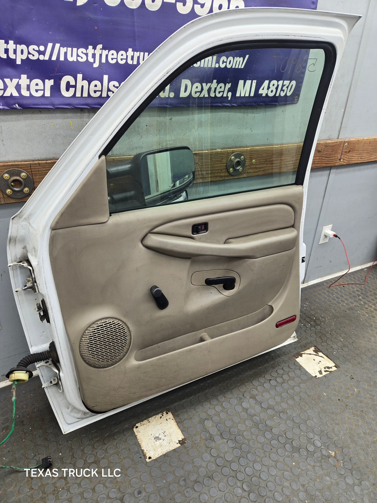 1999-2006 Chevrolet Silverado / GMC Sierra 1500 2500 3500 HD Front Passenger side Door RH