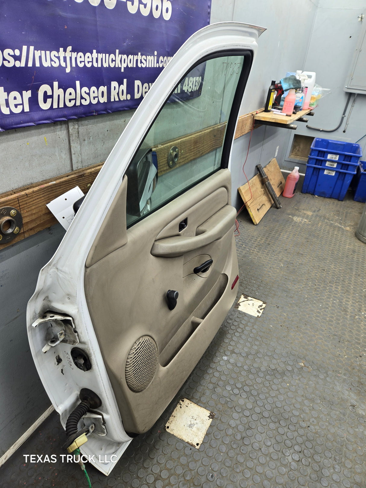 1999-2006 Chevrolet Silverado / GMC Sierra 1500 2500 3500 HD Front Passenger side Door RH