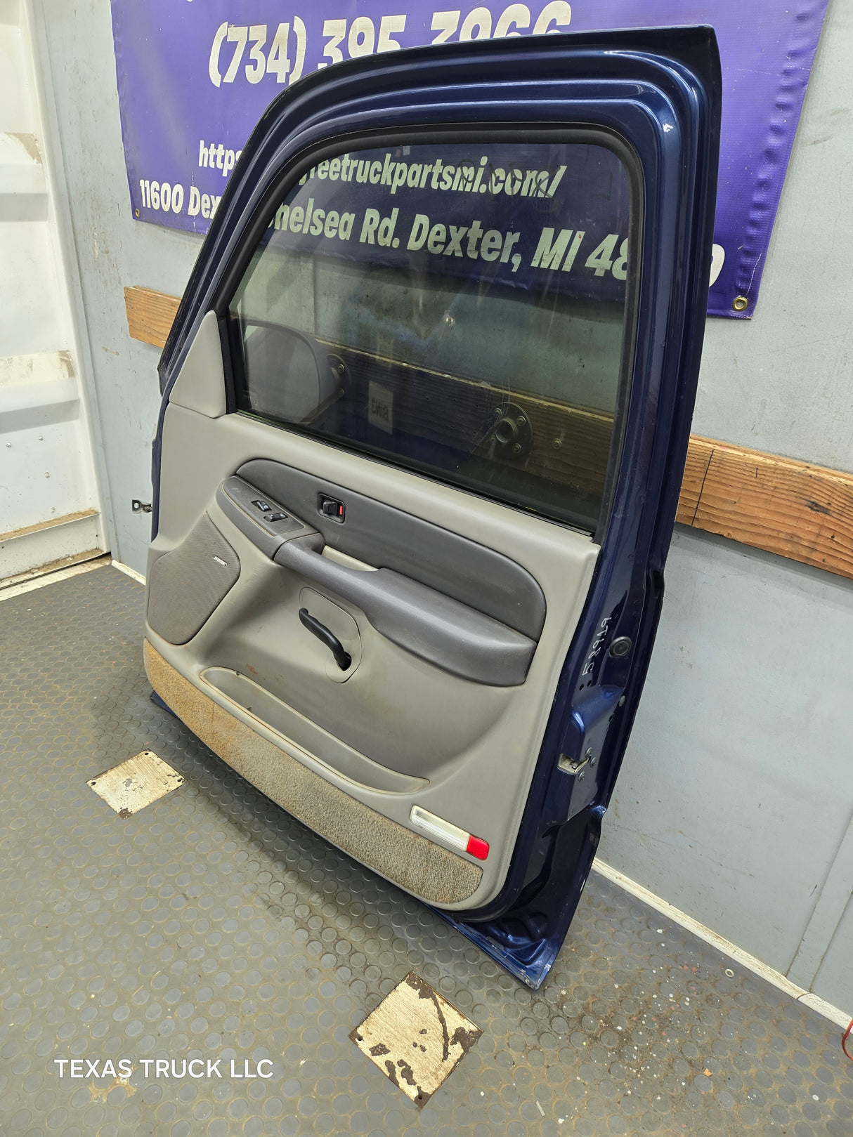 1999-2006 Chevrolet Silverado / GMC Sierra 1500 2500 3500 HD Front Passenger Side Door RH
