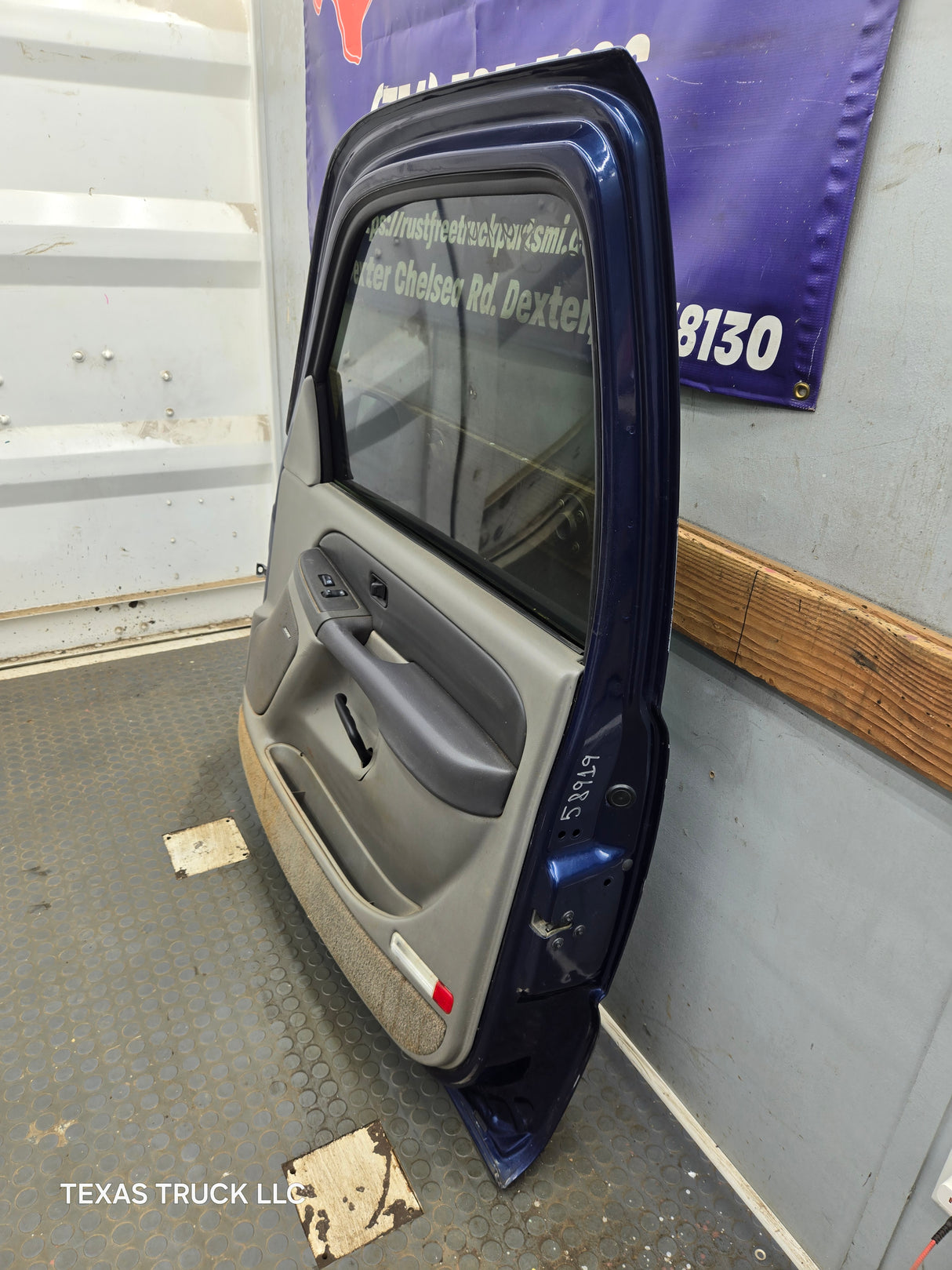 1999-2006 Chevrolet Silverado / GMC Sierra 1500 2500 3500 HD Front Passenger Side Door RH