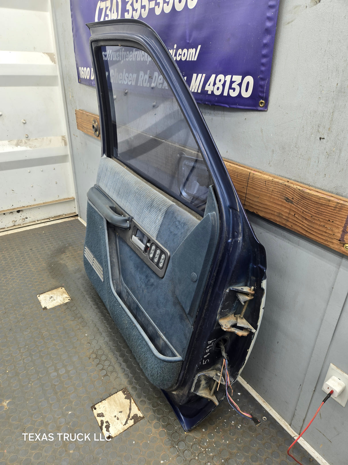 1988-2000 Chevrolet Silverado Suburban GMC Sierra LH Front Driver Side Door