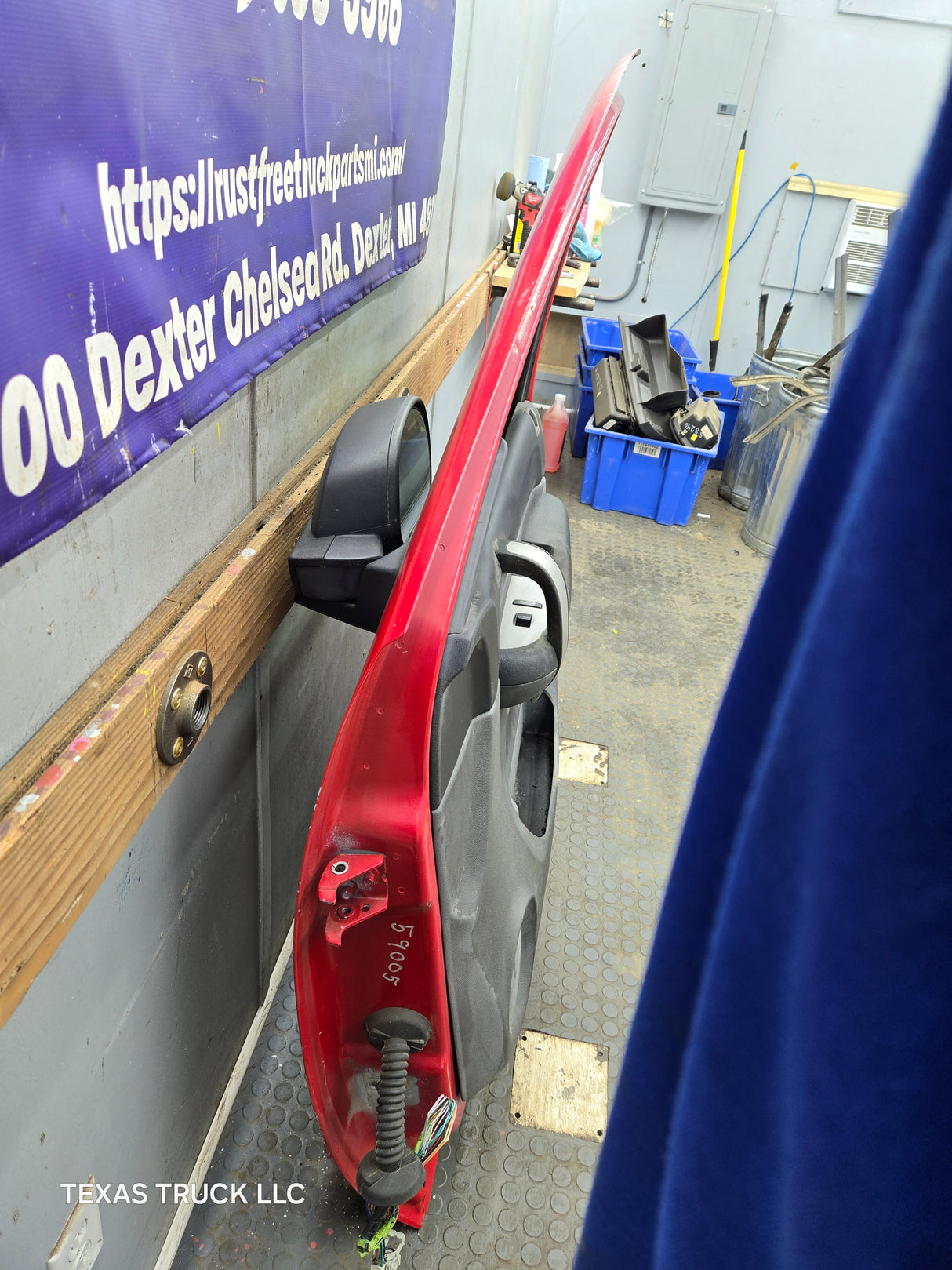 2007-2013 Chevrolet Silverado / GMC Sierra 1500 2500 3500 HD RH Front Passenger Side Door