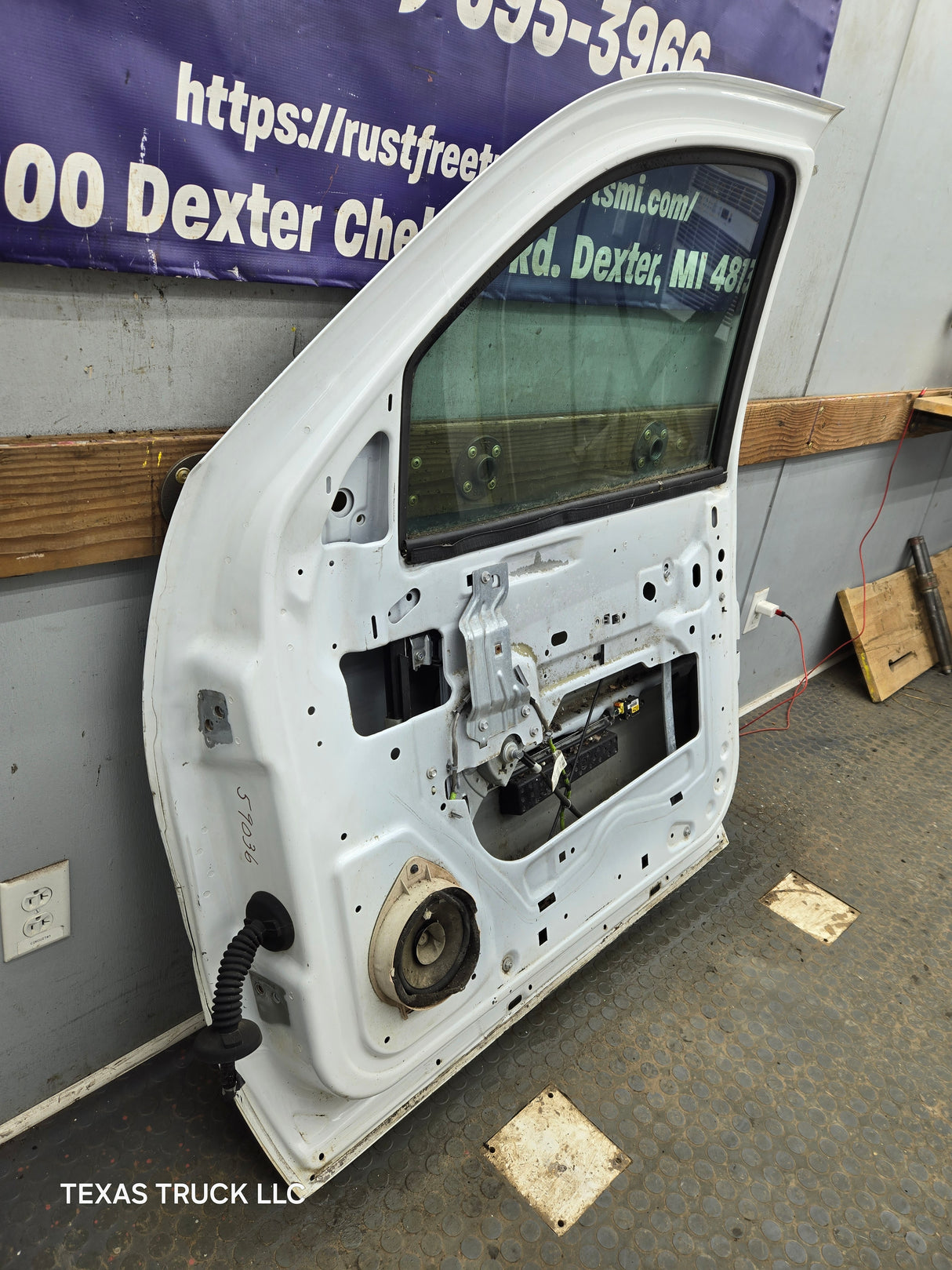 2007-2013 Chevrolet Silverado / GMC Sierra 1500 2500 3500 HD RH Front Passenger Side Door