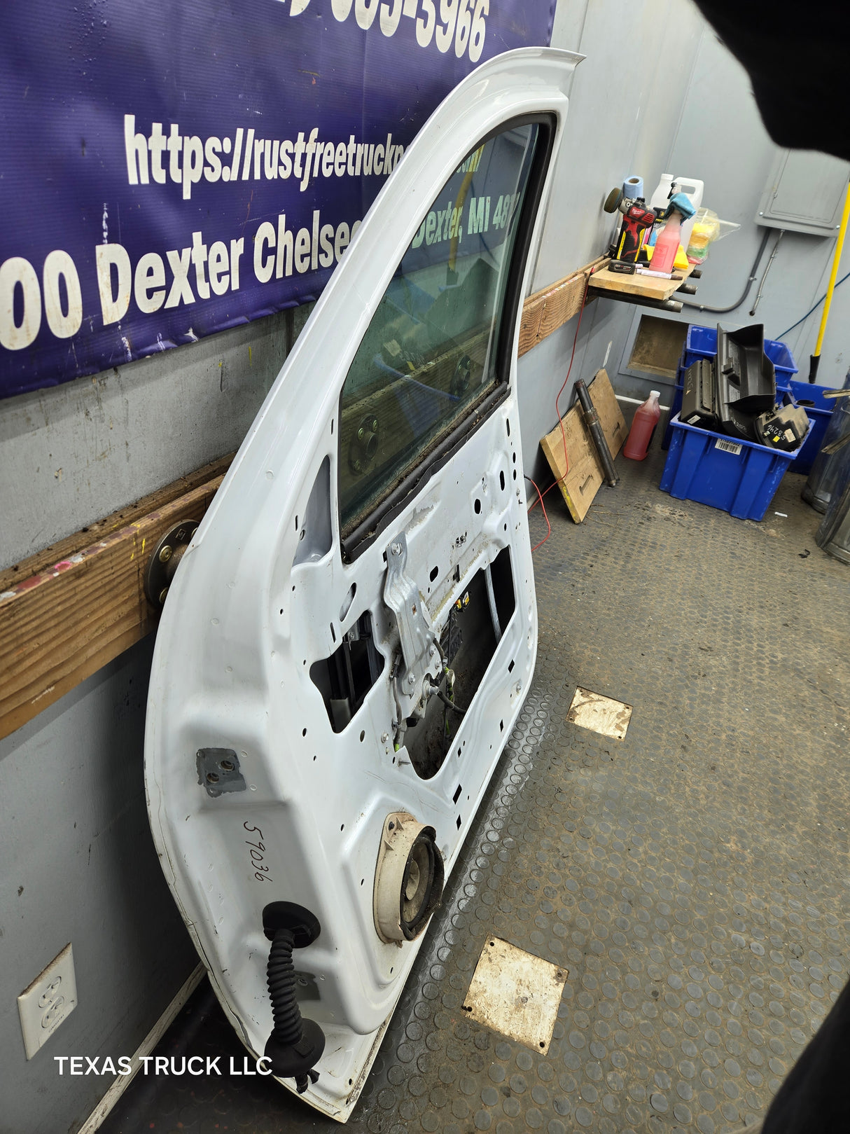 2007-2013 Chevrolet Silverado / GMC Sierra 1500 2500 3500 HD RH Front Passenger Side Door