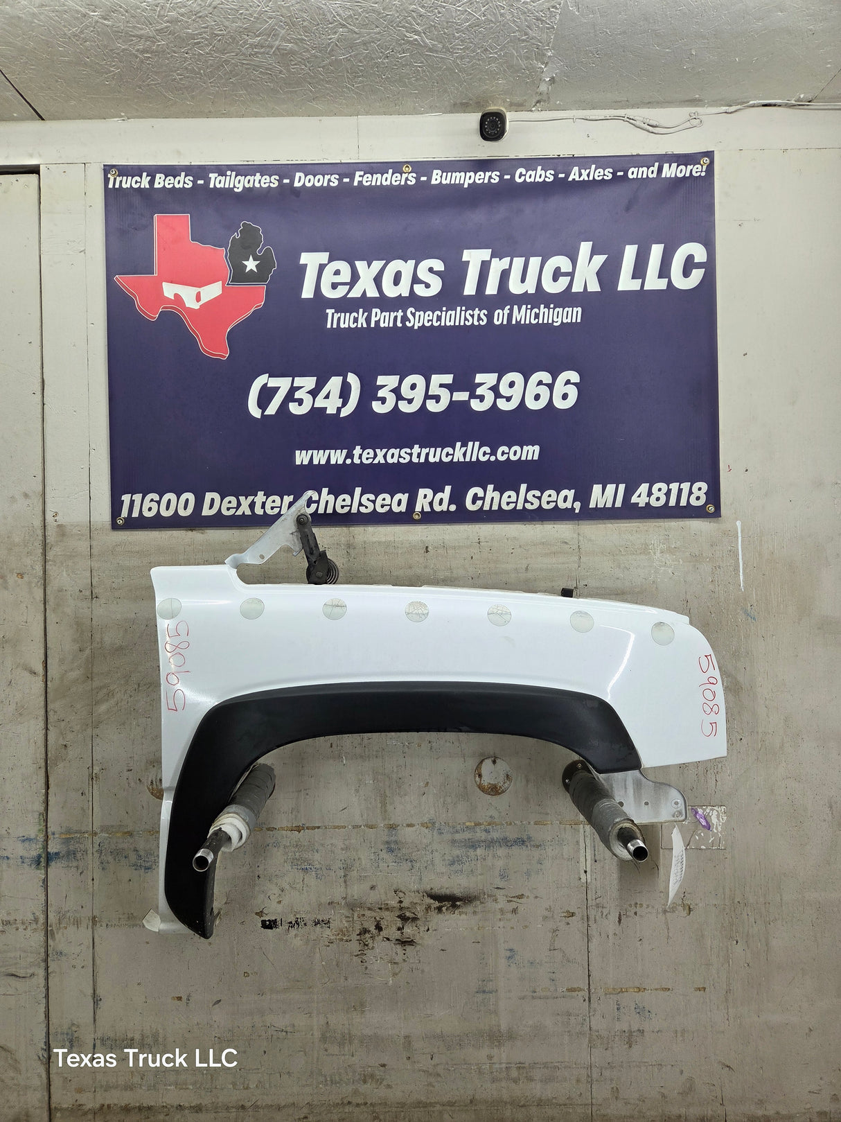 2003-2007 Chevrolet Silverado / Tahoe / Suburban 1500 2500 3500 HD RH Passenger Side "Cateye" Front Fender - Summit White