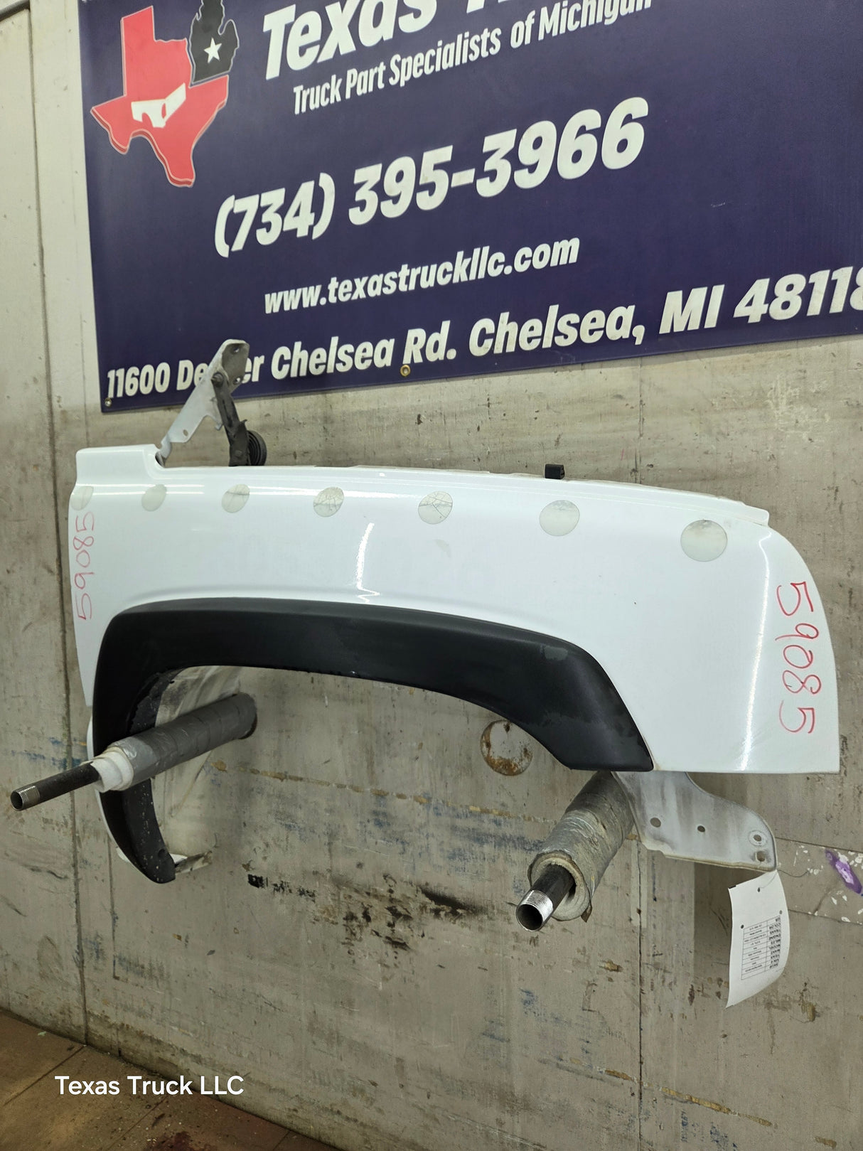 2003-2007 Chevrolet Silverado / Tahoe / Suburban 1500 2500 3500 HD RH Passenger Side "Cateye" Front Fender - Summit White
