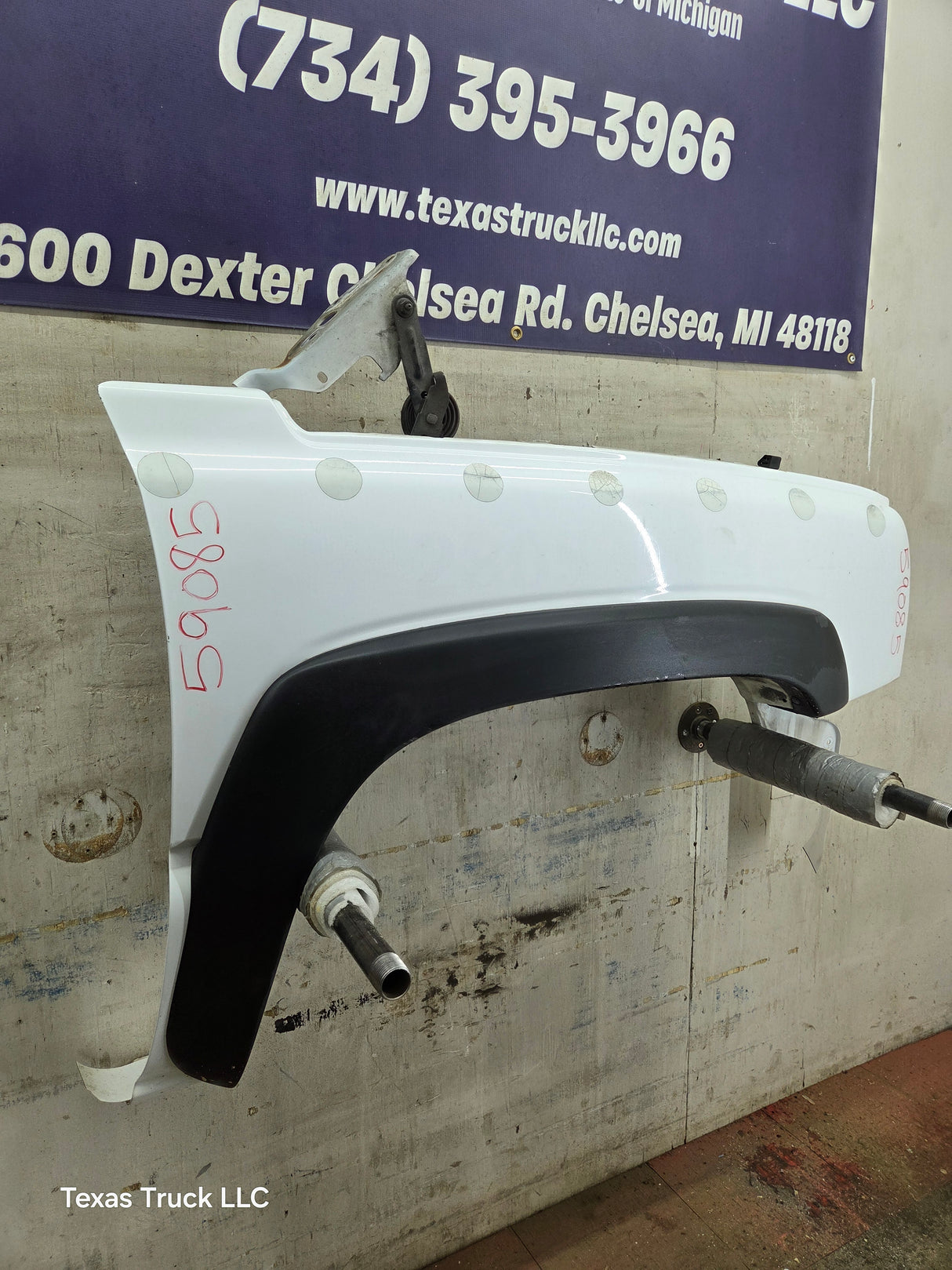 2003-2007 Chevrolet Silverado / Tahoe / Suburban 1500 2500 3500 HD RH Passenger Side "Cateye" Front Fender - Summit White