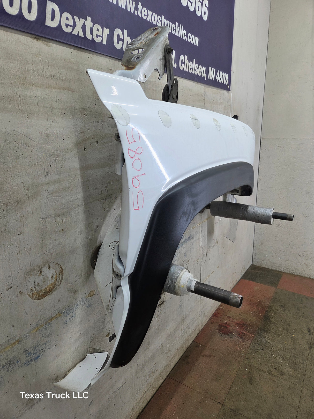 2003-2007 Chevrolet Silverado / Tahoe / Suburban 1500 2500 3500 HD RH Passenger Side "Cateye" Front Fender - Summit White