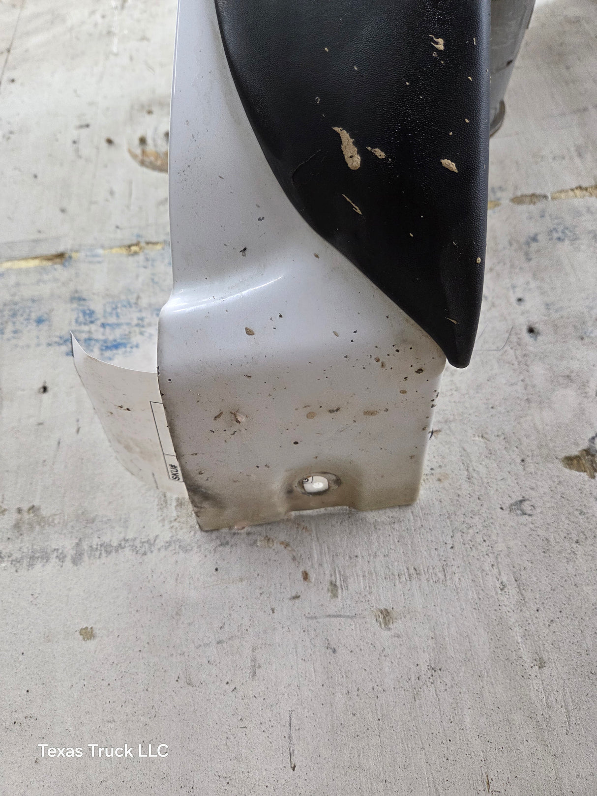 2003-2007 Chevrolet Silverado / Tahoe / Suburban 1500 2500 3500 HD RH Passenger Side "Cateye" Front Fender - Summit White