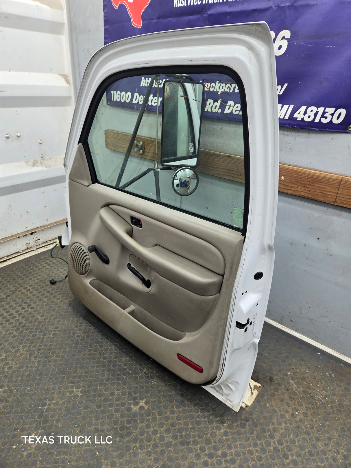 1999-2006 Chevrolet Silverado / GMC Sierra 1500 2500 3500 HD Front Passenger side Door RH