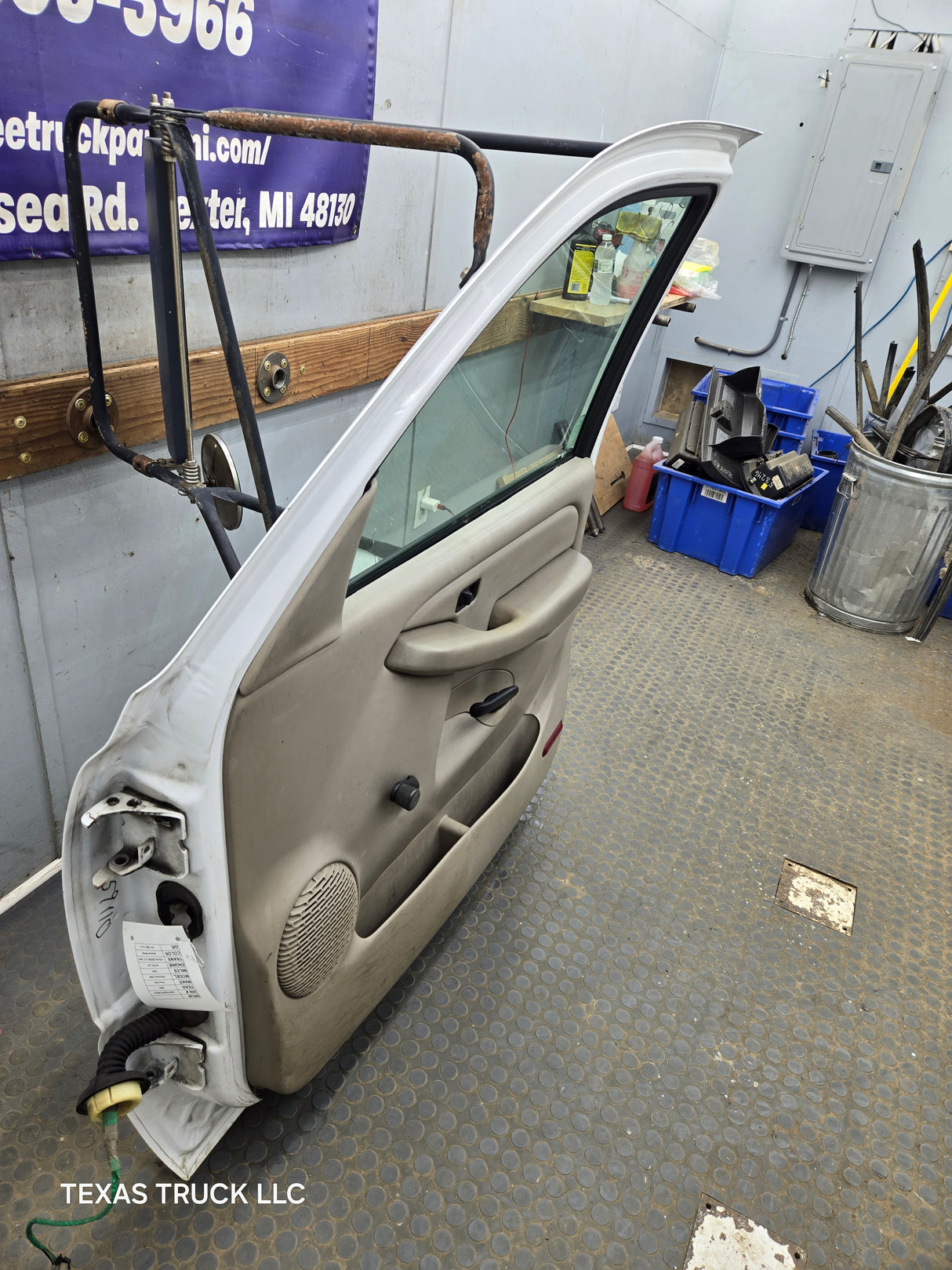 1999-2006 Chevrolet Silverado / GMC Sierra 1500 2500 3500 HD Front Passenger side Door RH