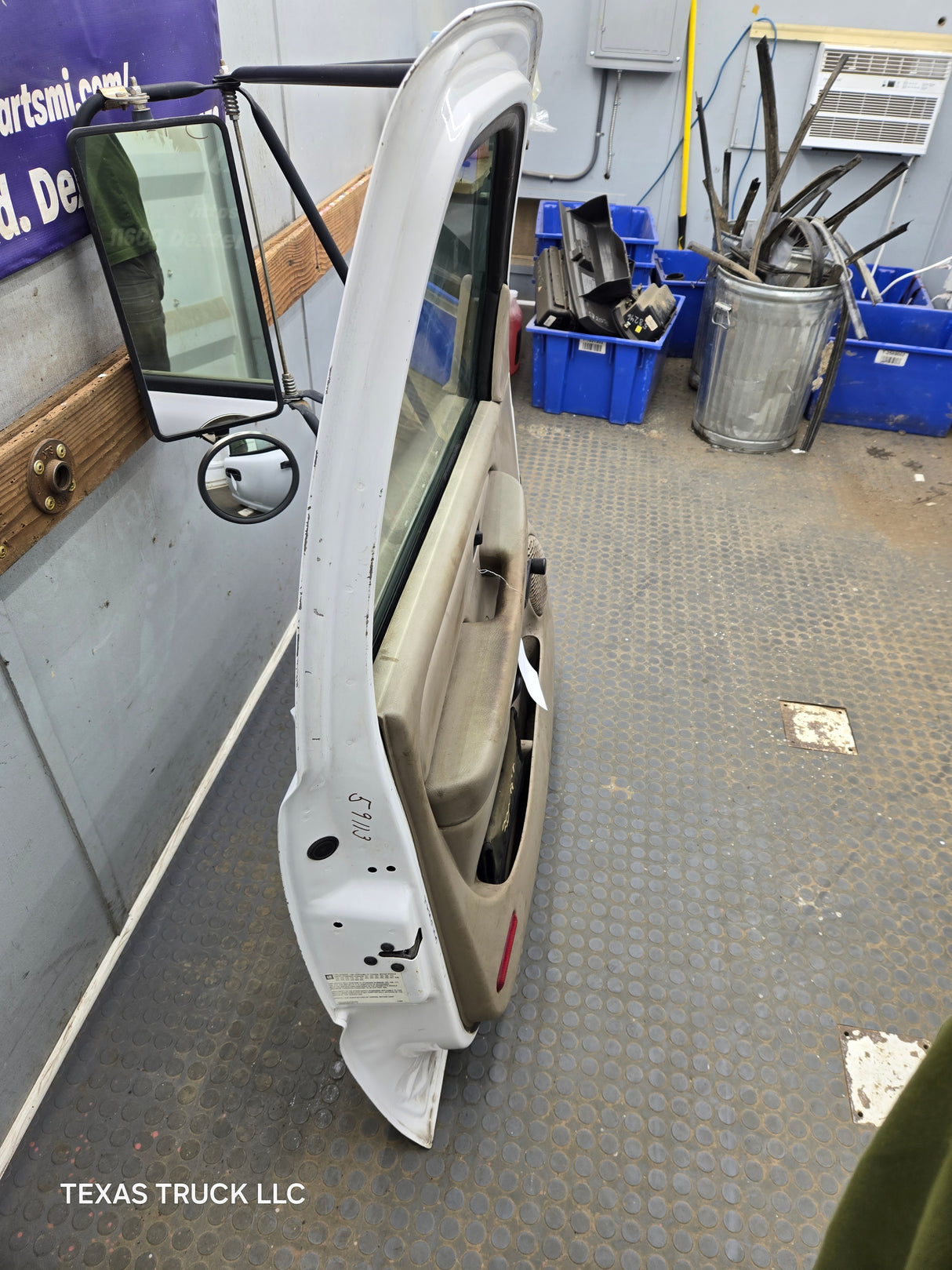 1999-2006 Chevrolet Silverado / GMC Sierra 1500 2500 3500 HD Front Driver Side Door LH