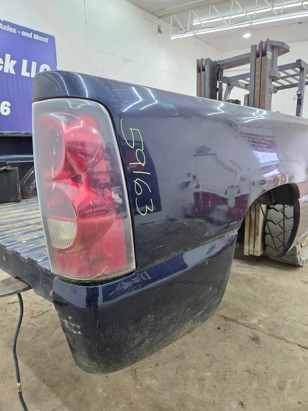 1999-2007 Chevrolet Silverado / GMC Sierra 1500 2500HD 3500HD 6' 6" Short Truck Bed