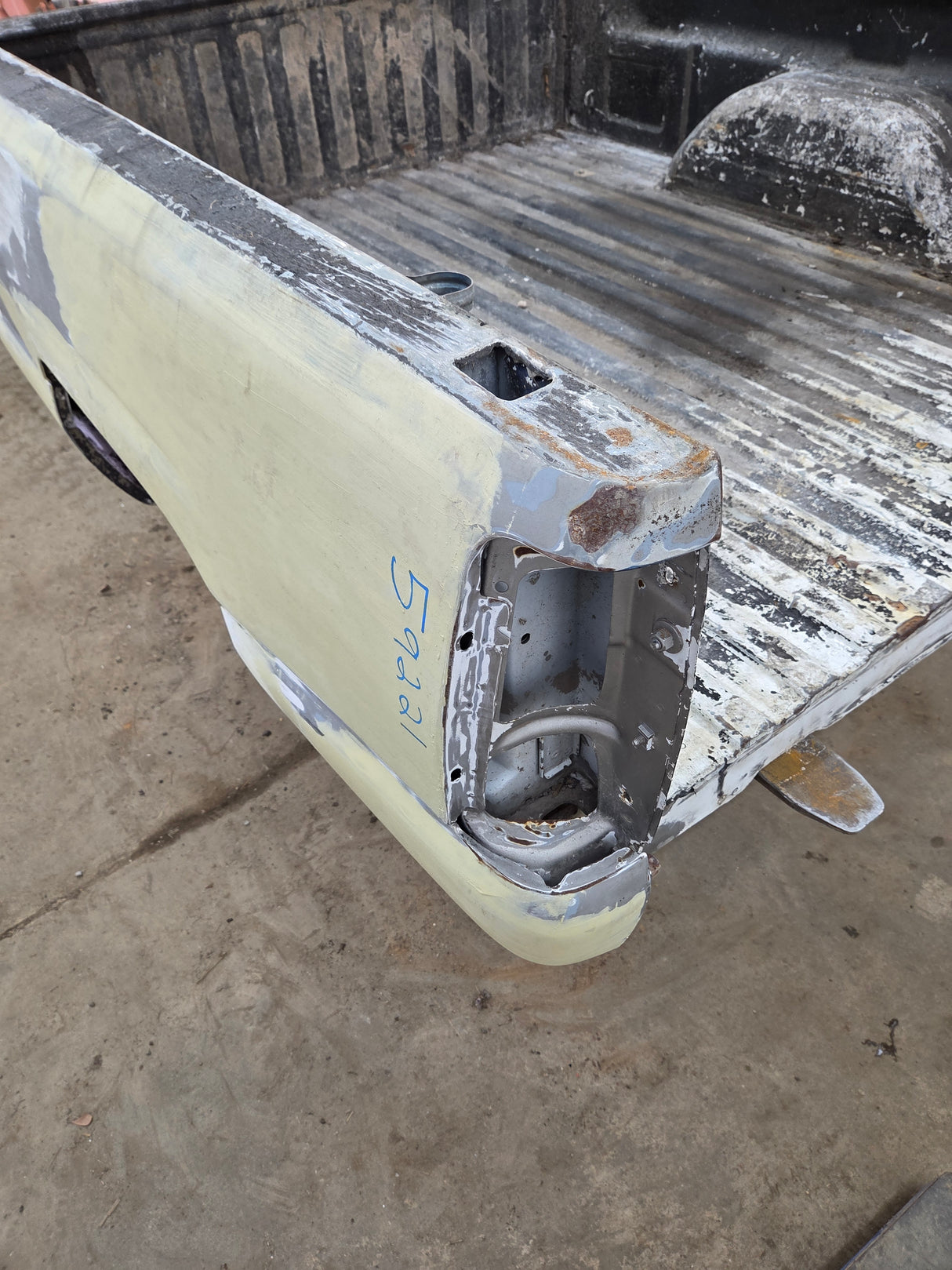 1999-2007 Chevrolet Silverado / GMC Sierra 1500 2500HD 3500HD 6' 6" Short Truck Bed