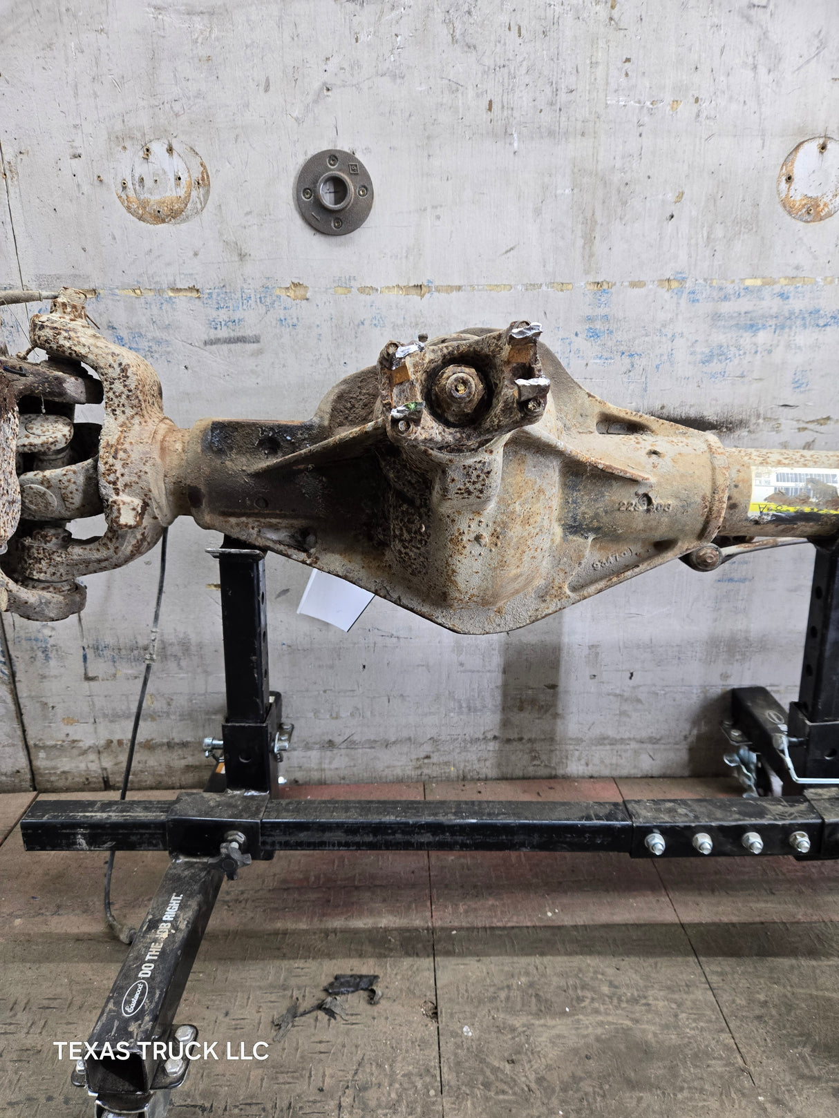 1999-2004 Ford Super Duty F250 F350 SRW Front Axle 4.30 Gear Ratio