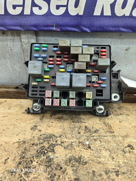 2003-2005 Chevrolet Silverado / GMC Sierra 1500 250 3500 Engine Bay Fuse Box