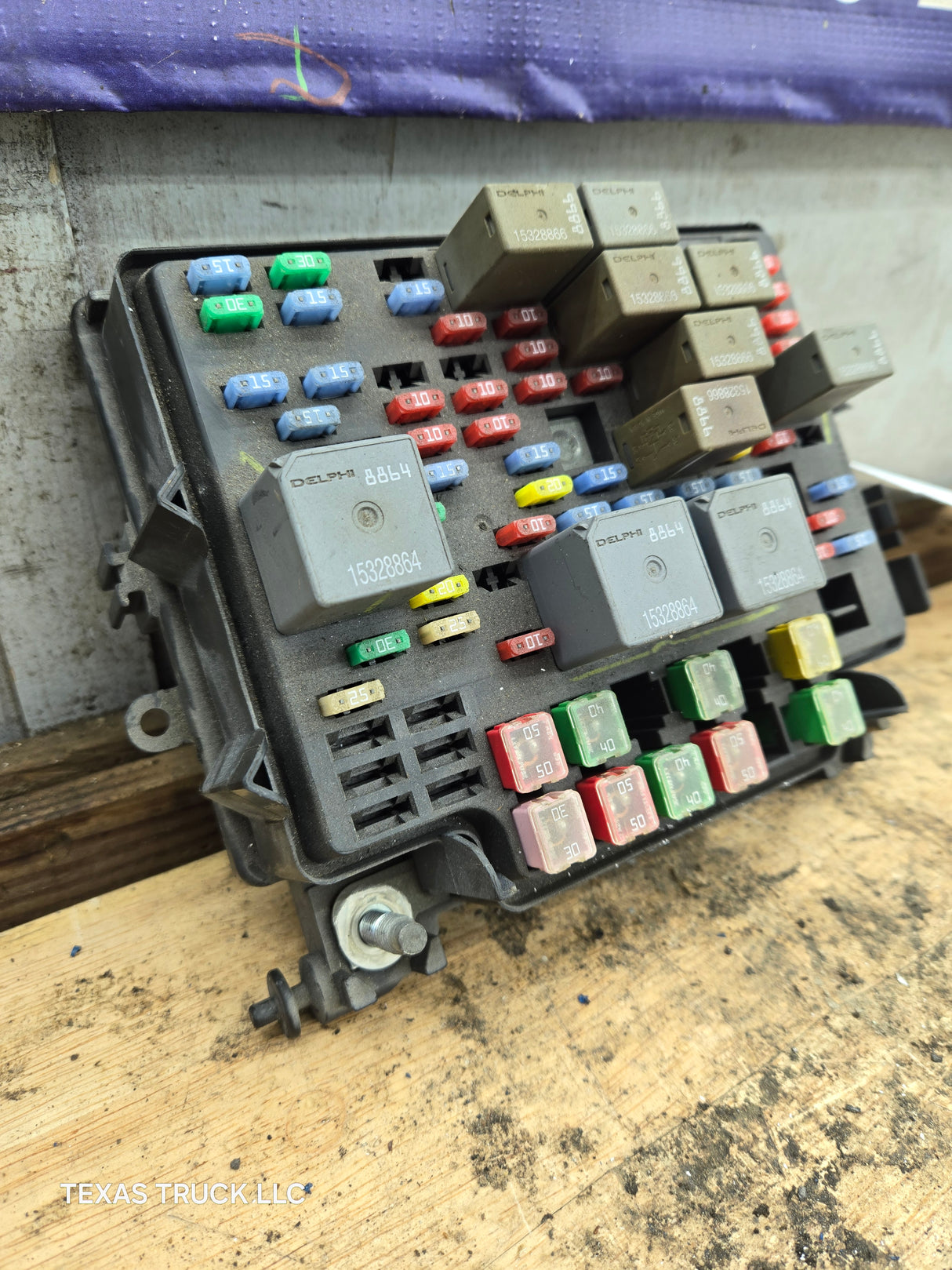 2003-2005 Chevrolet Silverado / GMC Sierra 1500 250 3500 Engine Bay Fuse Box