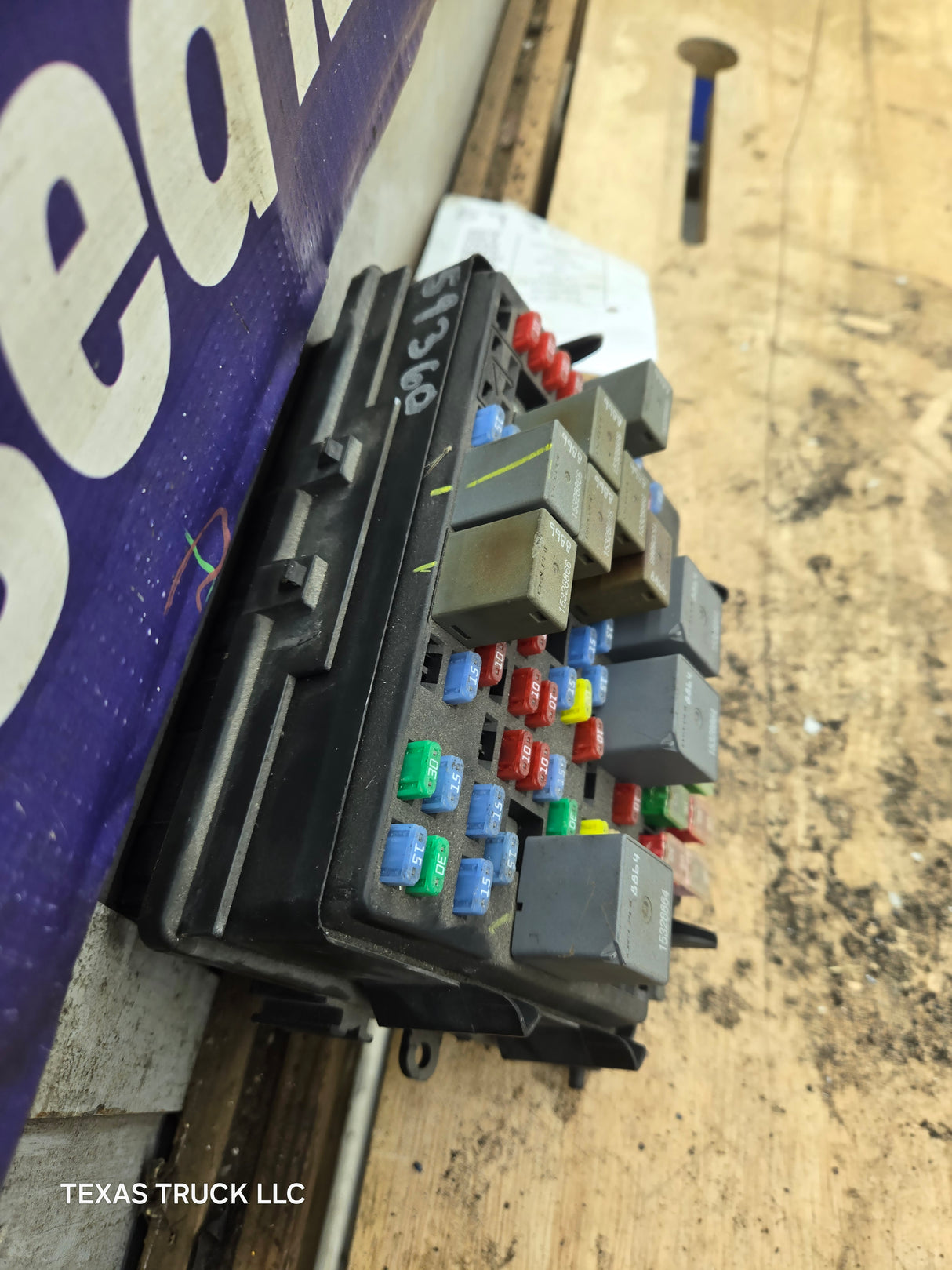 2003-2005 Chevrolet Silverado / GMC Sierra 1500 250 3500 Engine Bay Fuse Box