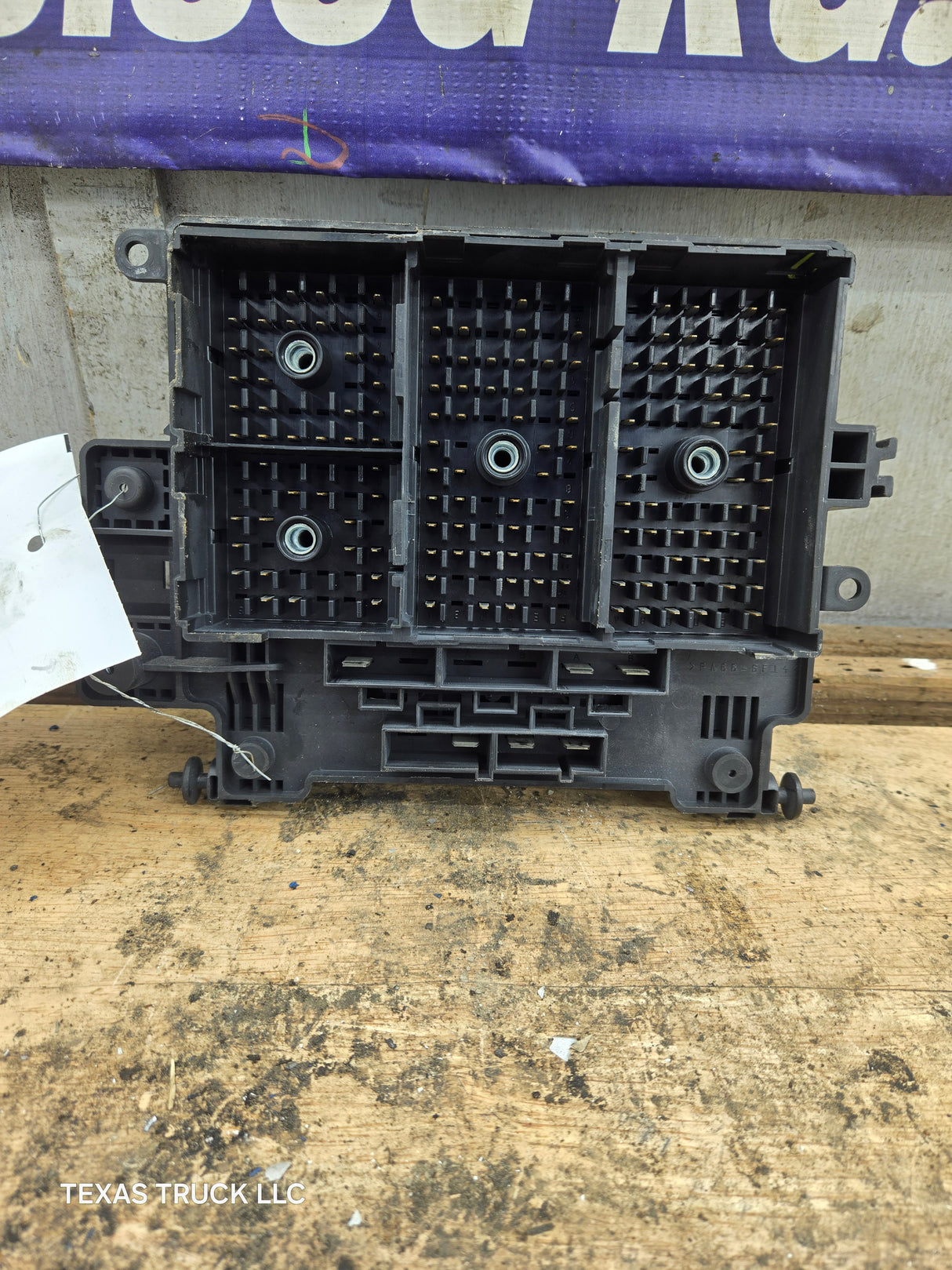 2003-2005 Chevrolet Silverado / GMC Sierra 1500 250 3500 Engine Bay Fuse Box