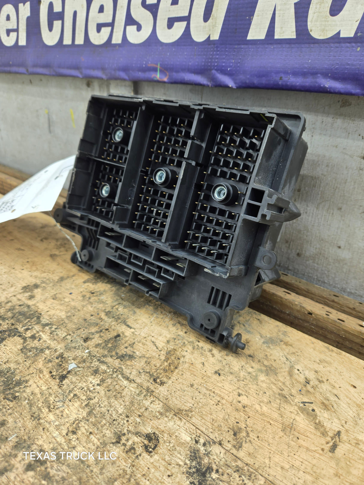 2003-2005 Chevrolet Silverado / GMC Sierra 1500 250 3500 Engine Bay Fuse Box