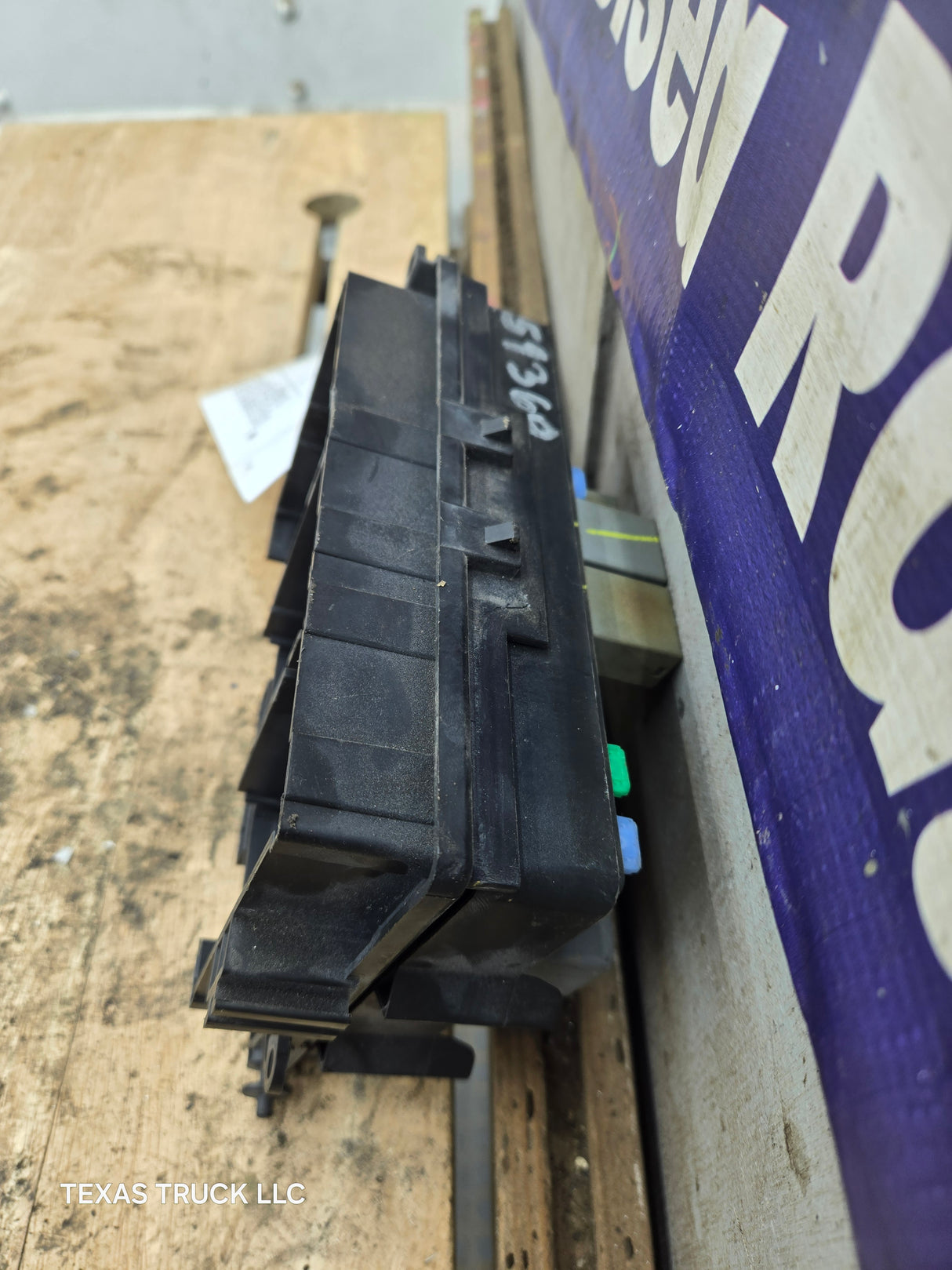 2003-2005 Chevrolet Silverado / GMC Sierra 1500 250 3500 Engine Bay Fuse Box