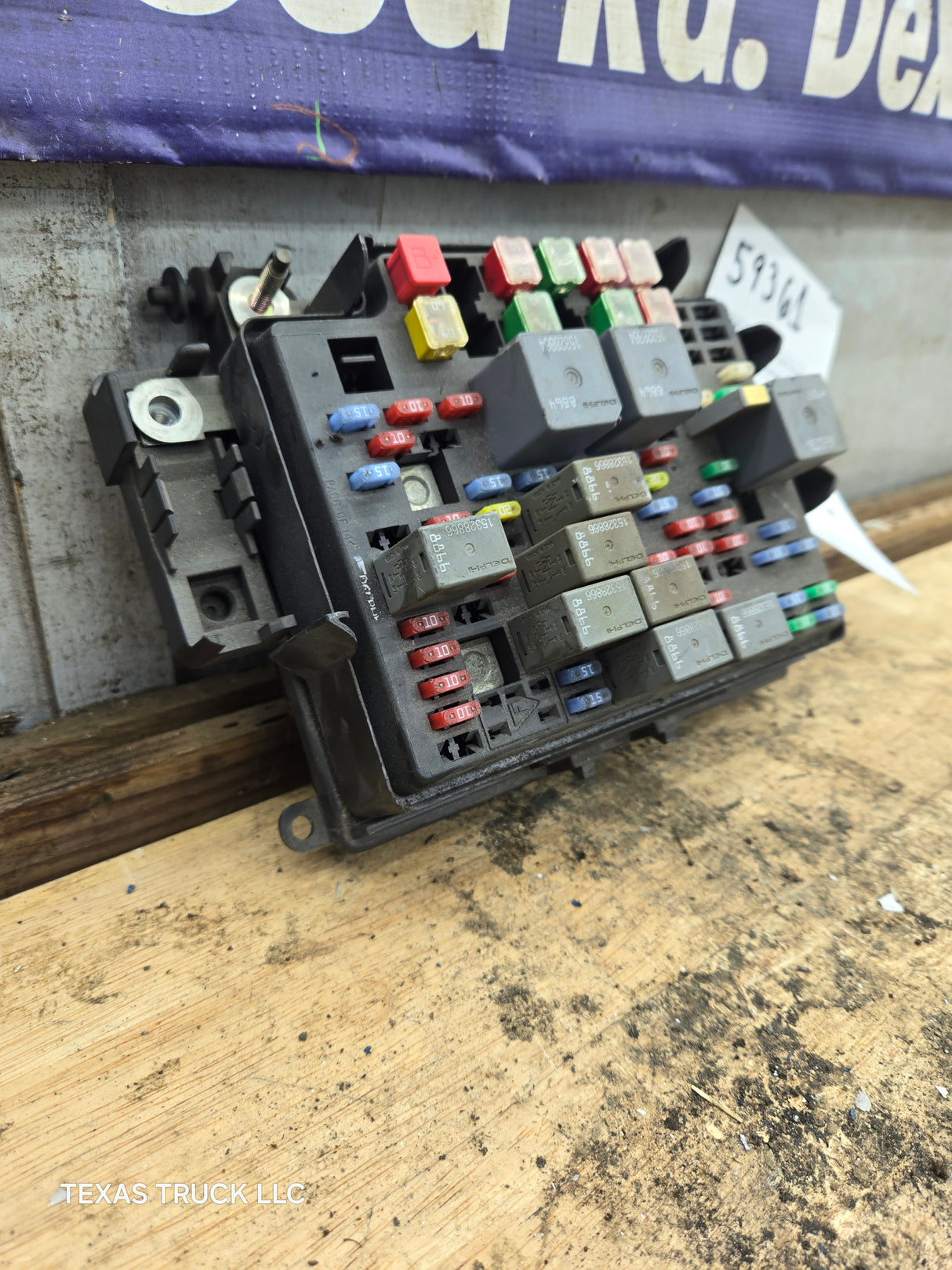 2003-2005 Chevrolet Silverado / GMC Sierra 1500 250 3500 Engine Bay Fuse Box