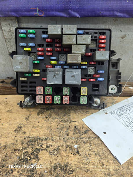 2003-2005 Chevrolet Silverado / GMC Sierra 1500 250 3500 Engine Bay Fuse Box
